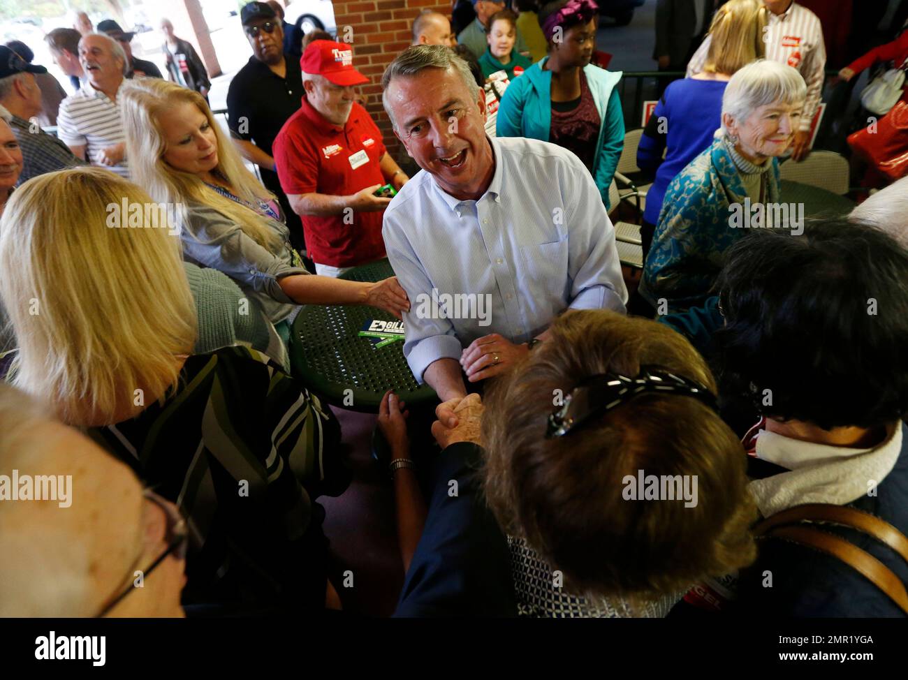Republican gubernatorial candidate Ed Gillespie gestures during a get-out-the-vote rally in Virginia Beach, Va., Sunday, Nov. 5, 2017. Gillespie faces Democrat Lt. Gov. Ralph Northam in Tuesday's election. (AP Photo/Steve Helber) Banque D'Images