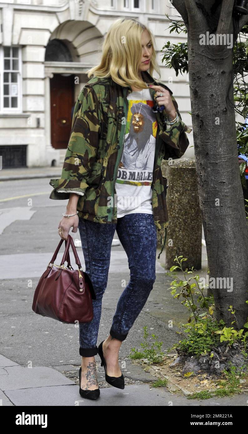 Vêtu d'une veste de camouflage et d'un t-shirt Bob Marley avec des talons  noirs et un Jean délavé à l'acide, Fearne Cotton se déroule à Londres, au  Royaume-Uni. 20th juin 2012 Photo