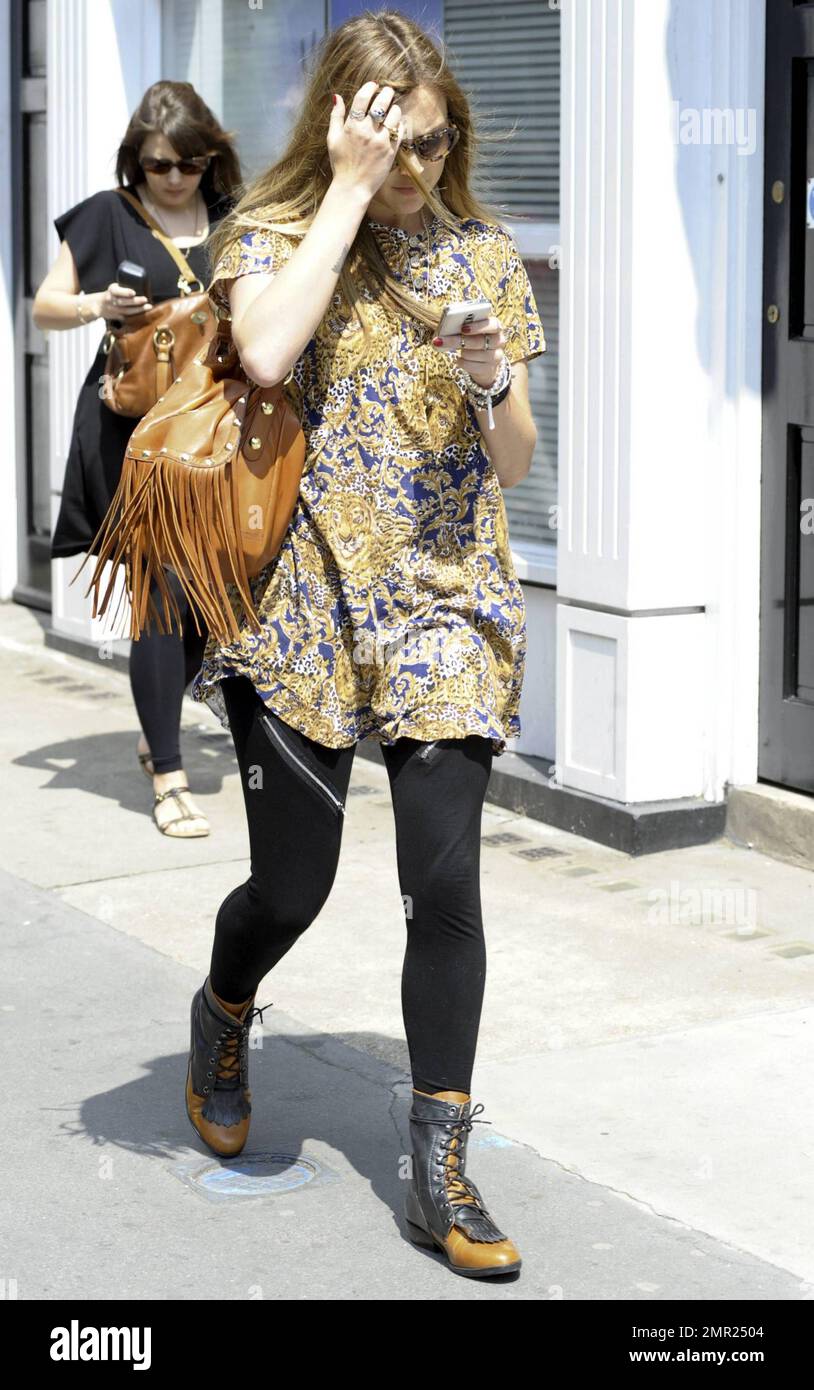 Fearne Cotton quitte le travail lors d'une belle journée à Londres, portant une robe à motif cachemire et des lunettes de soleil en forme de cœur, ainsi que quelques bottes funky. Londres, Royaume-Uni. 5/21/10. . Banque D'Images