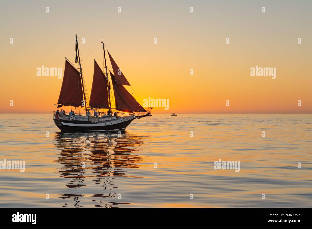 Bateau à voile pirate dans le golfe du Mexique, Floride États-Unis au coucher du soleil sur les eaux calmes Banque D'Images