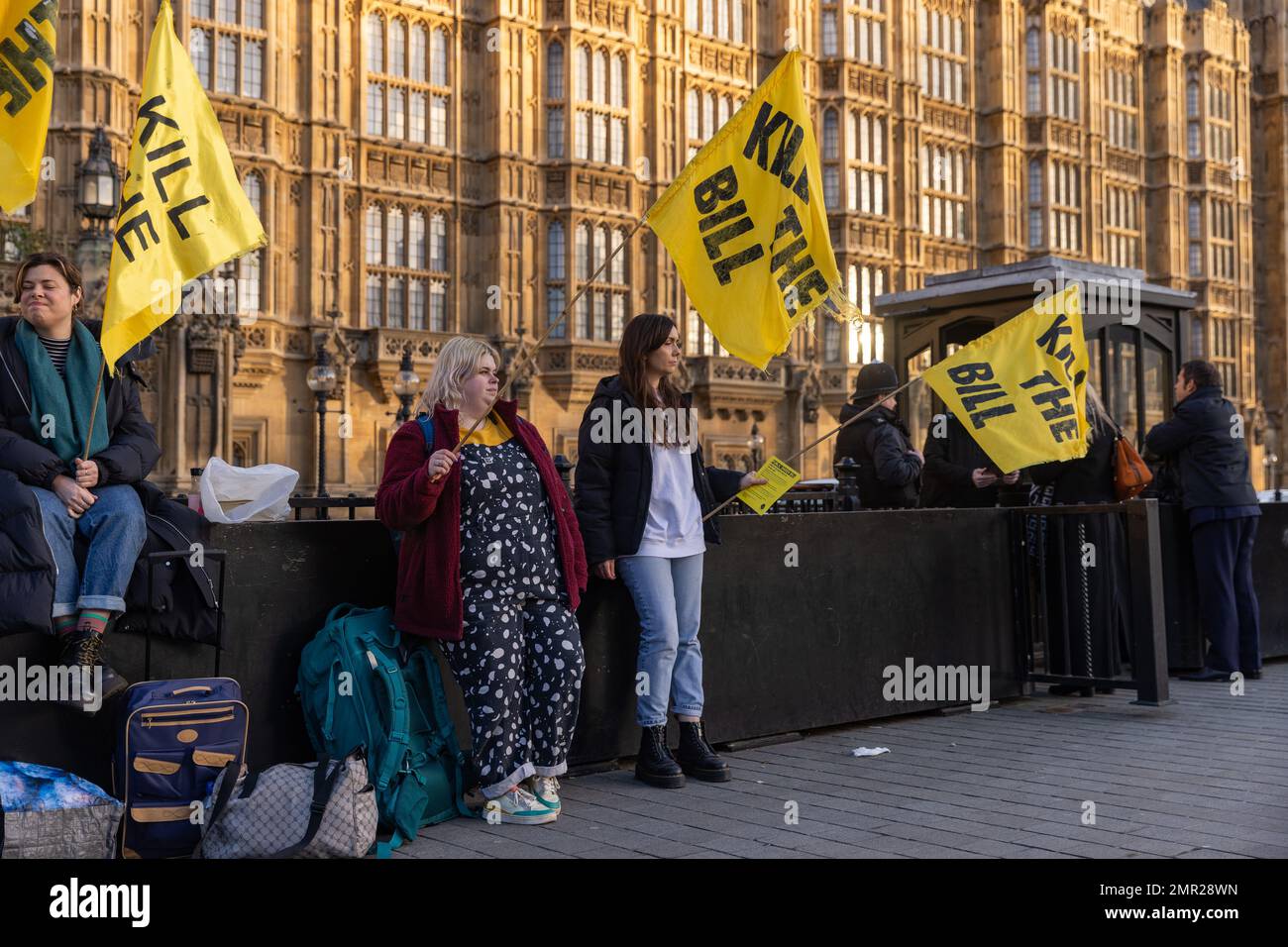 Londres, Royaume-Uni. 30 janvier 2023. Les militants contre le projet de loi sur l'ordre public protestent à l'extérieur de la Chambre des Lords. Le gouvernement britannique a ajouté des mesures supplémentaires à son projet de loi sur l'ordre public avant son adoption à la Chambre des Lords, offrant aux forces de police le pouvoir de mettre fin aux manifestations de manière préventive et d'examiner l'impact d'une série de manifestations. De nombreux groupes de campagne ont critiqué le projet de loi parce qu'il va restreindre les droits de la personne, comme la liberté de réunion et la liberté d'expression. Crédit : Mark Kerrison/Alamy Live News Banque D'Images