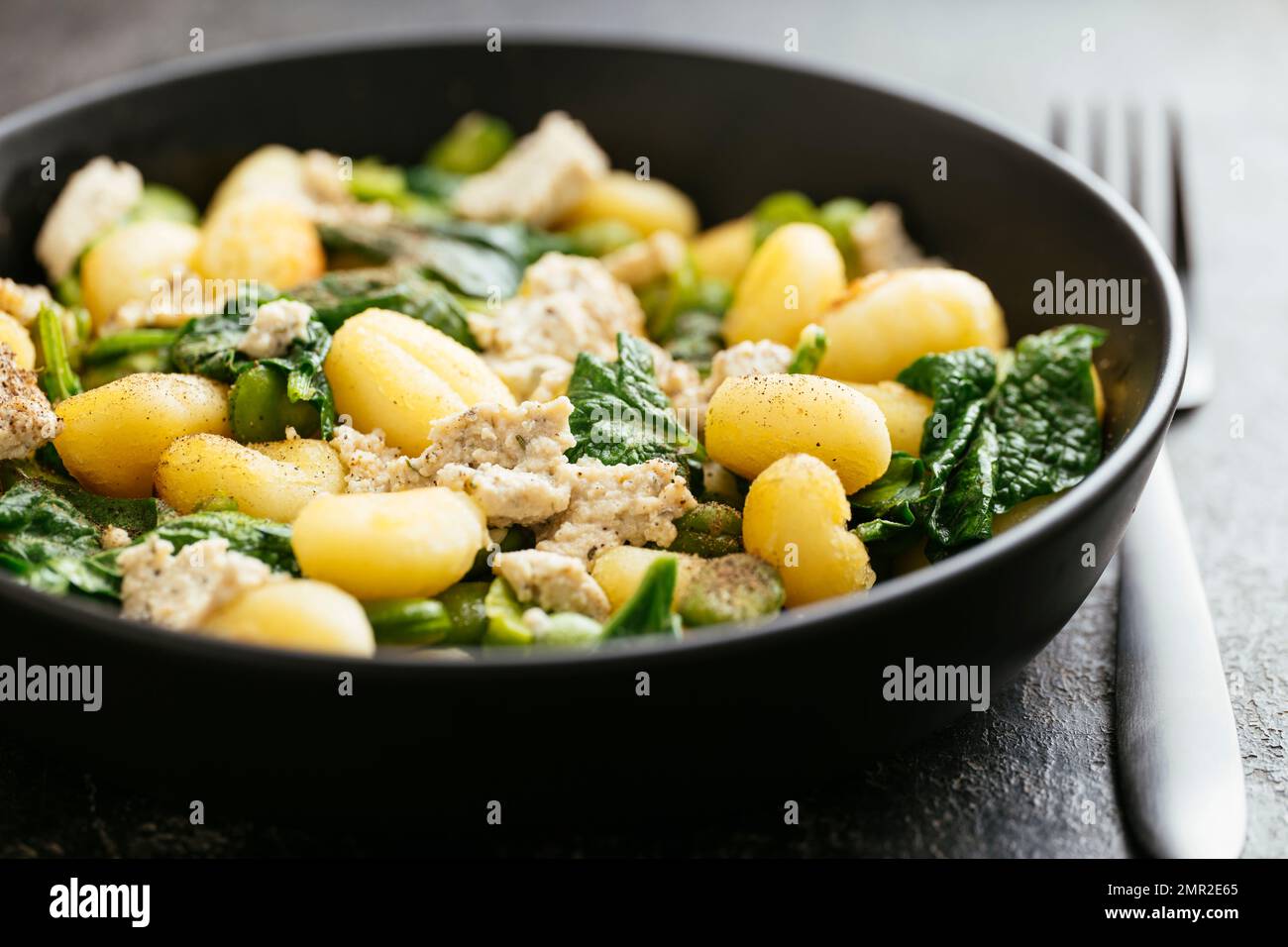 Gnocchi aux Fava Beans, épinards et feta vegan maison Banque D'Images