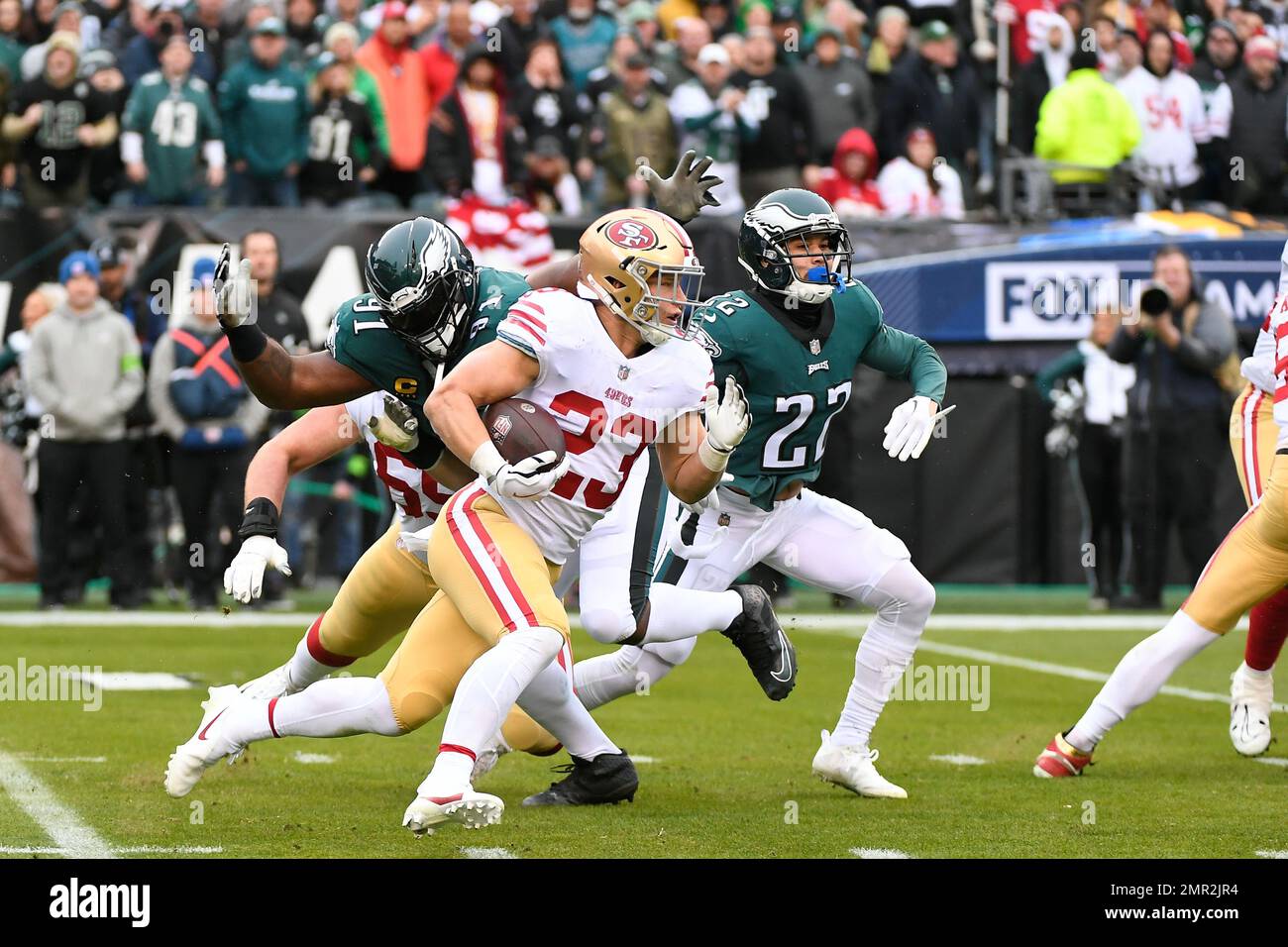 Philadelphie, Pennsylvanie, États-Unis. 29th janvier 2023. Pennsylvania, USA; San Francisco 49ers en arrière Christian McCaffrey (23) dirige le ballon pendant la première moitié du championnat NFC à Philadelphie, Pennsylvanie. Crédit obligatoire Eric Canha/CSM/Alay Live News Banque D'Images