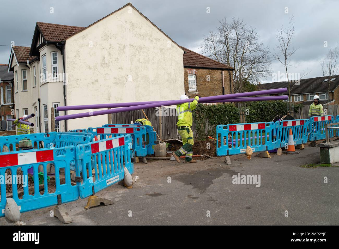 Slough, Berkshire, Royaume-Uni. 31st janvier 2023. Le haut débit ultra-rapide a été mis en place dans la tuyauterie à Slough sur le A4 aujourd'hui par City Fiber. Crédit : Maureen McLean/Alay Live News Banque D'Images