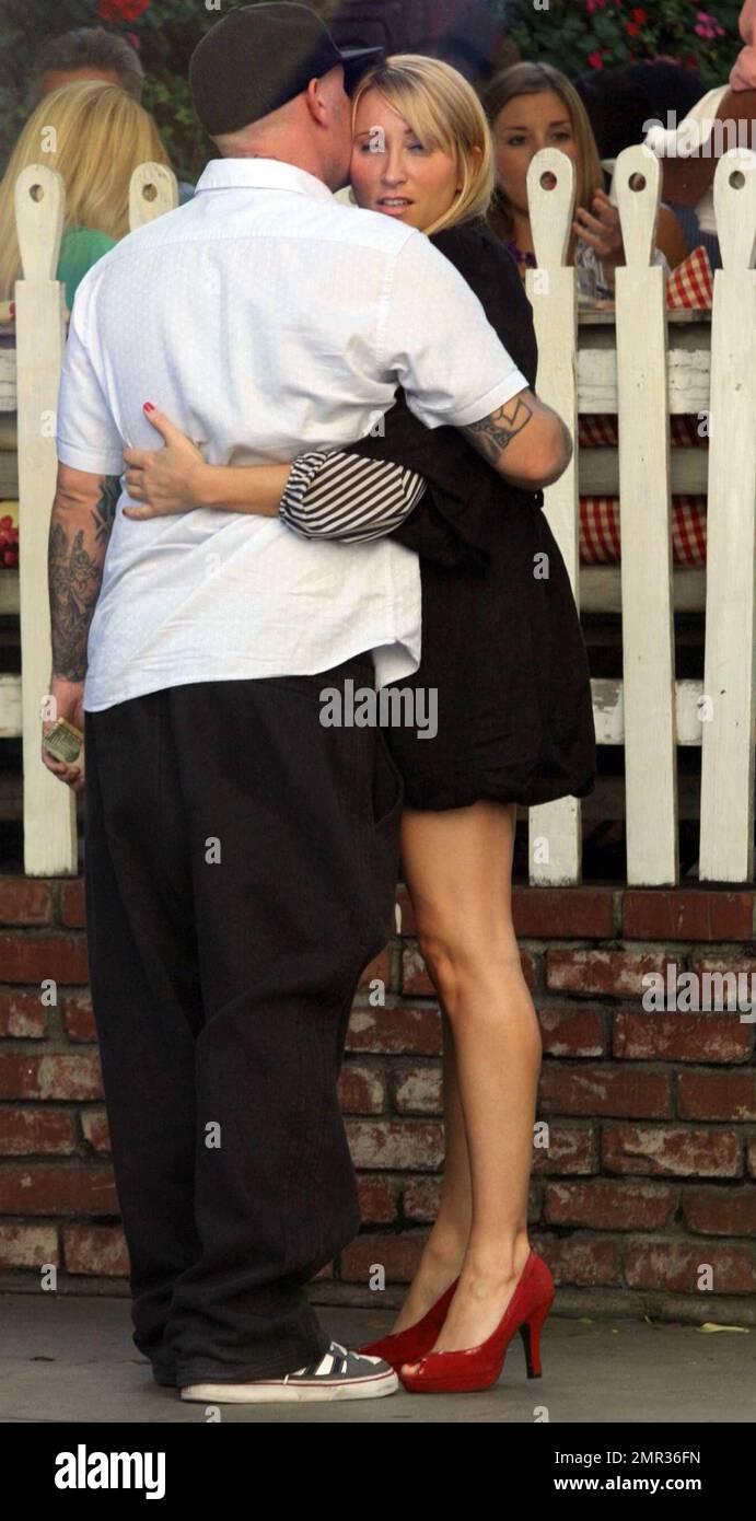 - Fred Durst, qui a récemment demandé le divorce après trois mois de mariage à Esther Nazaroy, a été repéré avec une blonde mystère aujourd'hui à l'Ivy à Los Angeles, CA. 11/10/09. Banque D'Images