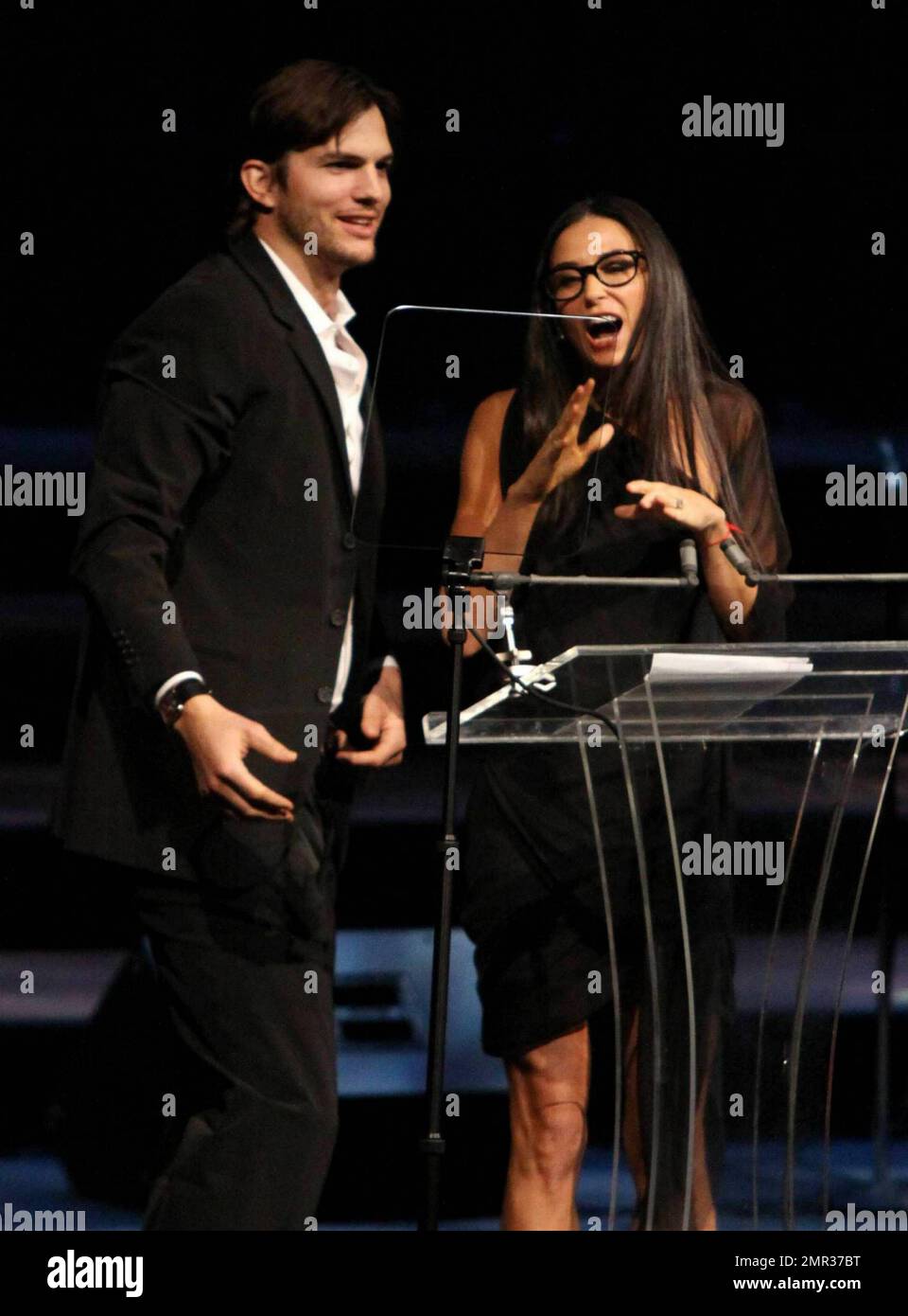 Ashton Kutcher et demi Moore présentent le prix Frederick Douglas aux Prix de la liberté 2010, célébrant les efforts des personnes qui luttent pour éliminer le trafic et l'esclavage humains dans le monde entier, au Redondo Beach Performing Arts Centre, à Redondo Beach, en Californie. 11/7/10 Banque D'Images