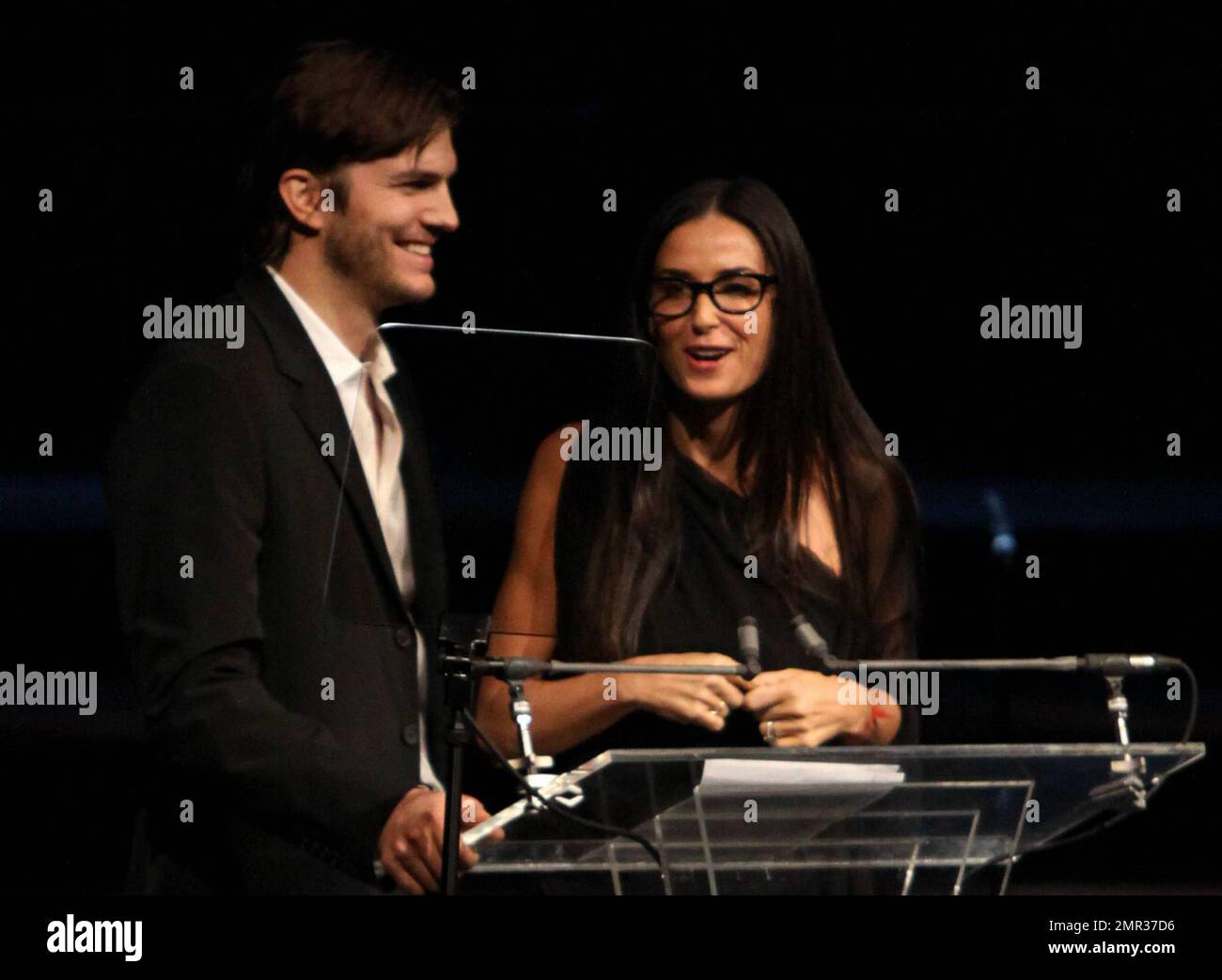 Ashton Kutcher et demi Moore présentent le prix Frederick Douglas aux Prix de la liberté 2010, célébrant les efforts des personnes qui luttent pour éliminer le trafic et l'esclavage humains dans le monde entier, au Redondo Beach Performing Arts Centre, à Redondo Beach, en Californie. 11/7/10 Banque D'Images