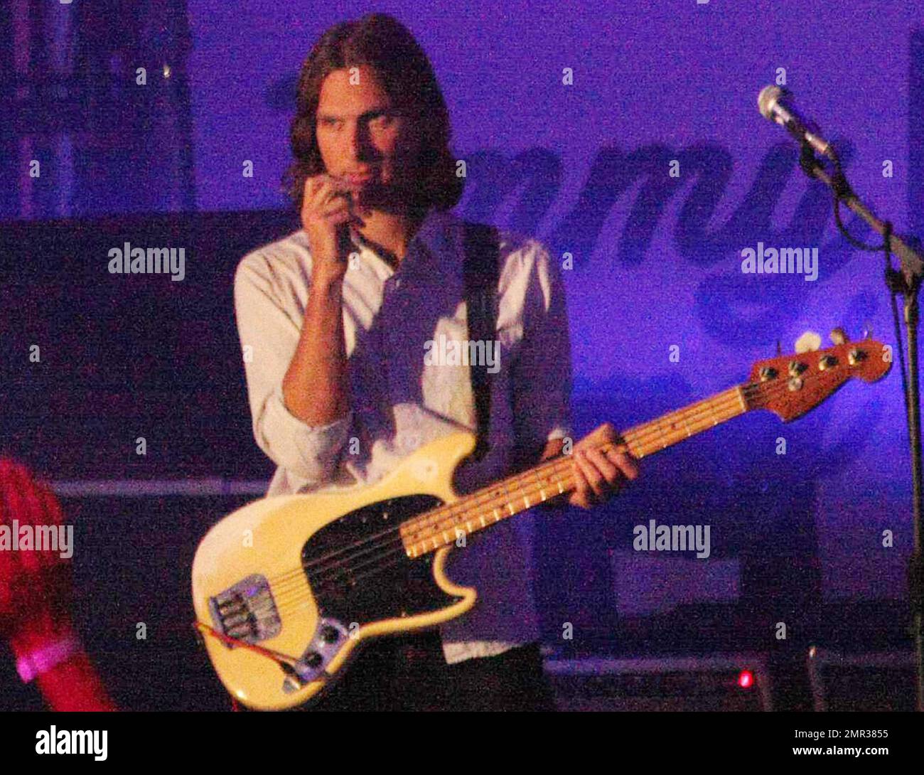 Le groupe de rock alternatif Phoenix (chanteur Thomas Mars, bassiste Deck d'Arcy, guitaristes Laurent Brancowitz et Christian Mazzalai) de Versailles, France, a remporté le Grammy Award et se produit en direct sur « Jimmy Kimmel Live! ». Los Angeles, Californie. 09/20/10. Banque D'Images