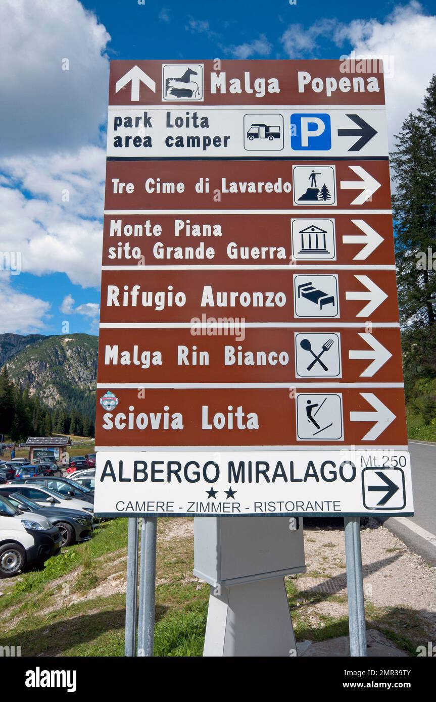 Panneau indiquant la direction des attractions touristiques et de l'hébergement, Misurina, Auronzo di Cadore, Vénétie, Italie Banque D'Images