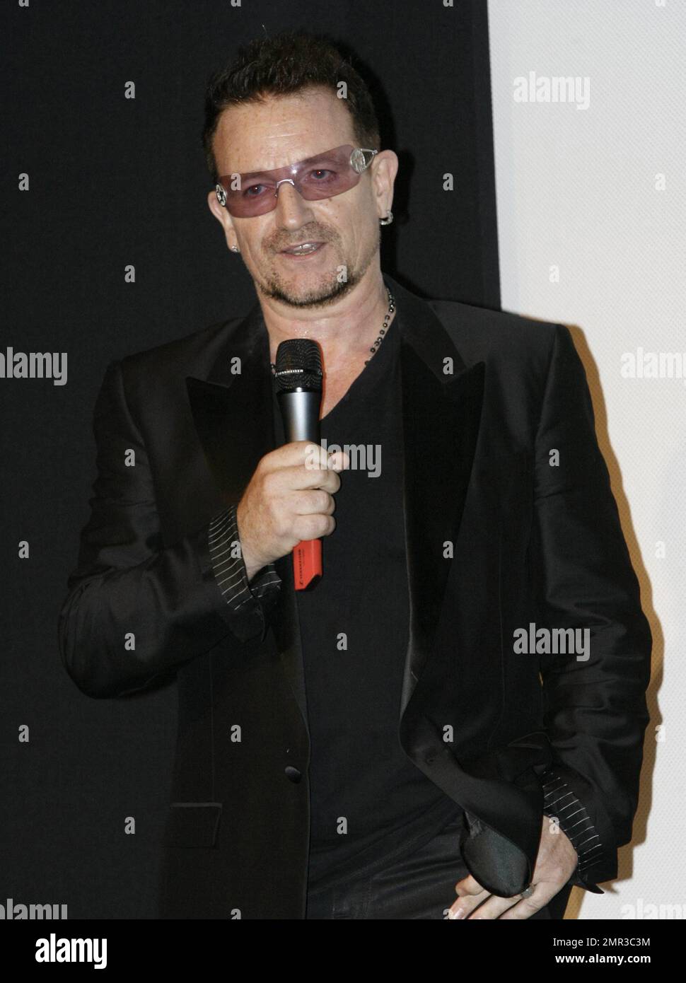 Bono de U2 à la première du Festival international du film de Toronto « From the Sky Down » de 2011, qui a eu lieu au Roy Thompson Hall. Toronto, Canada. 8th septembre 2011. Banque D'Images