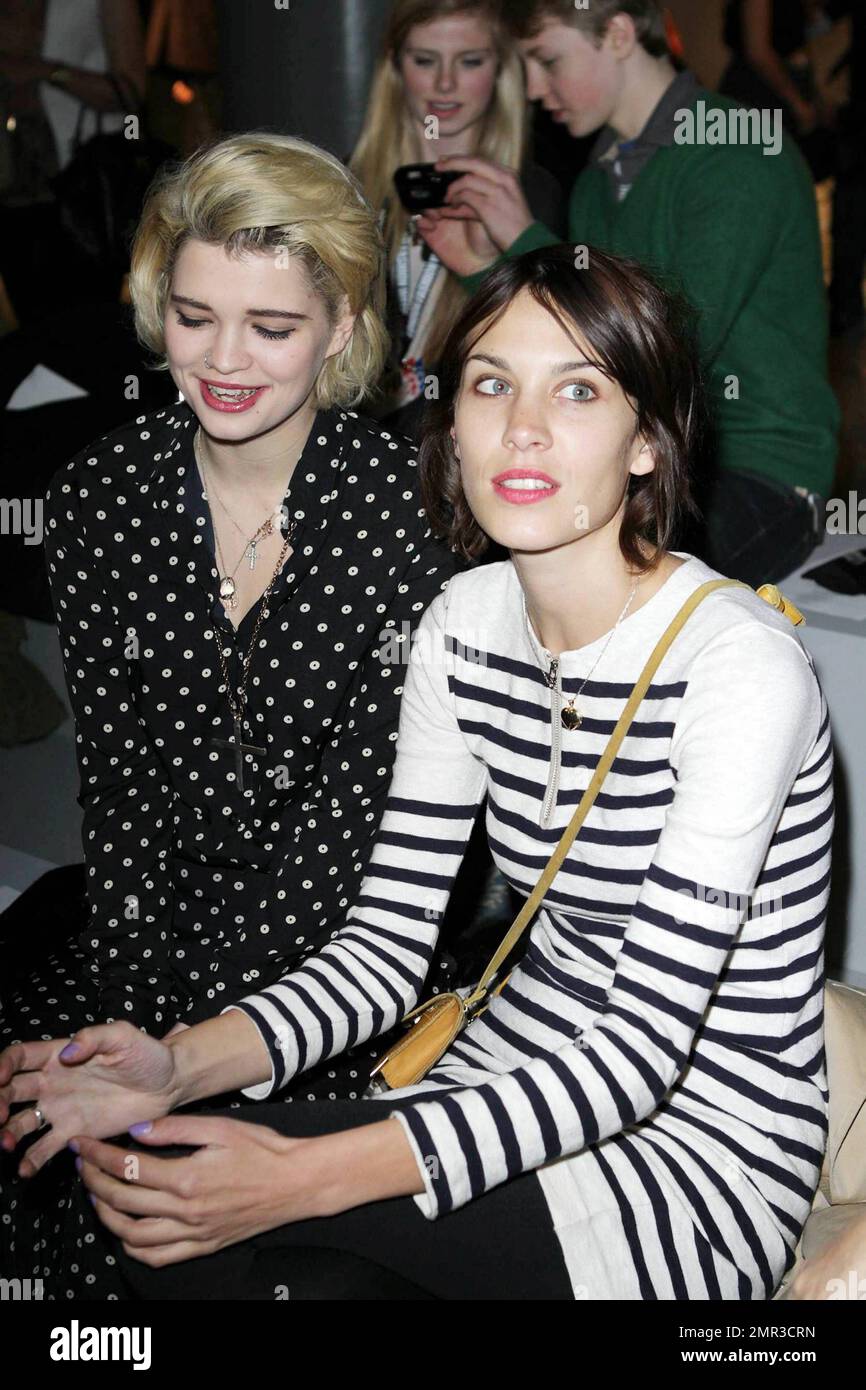 Pixie Geldof, dans un pull à pois, et Alexa Chung, dans une robe pull à  rayures tendance, asseyez-vous au premier rang du salon de la mode Topshop  lors de la Fashion week