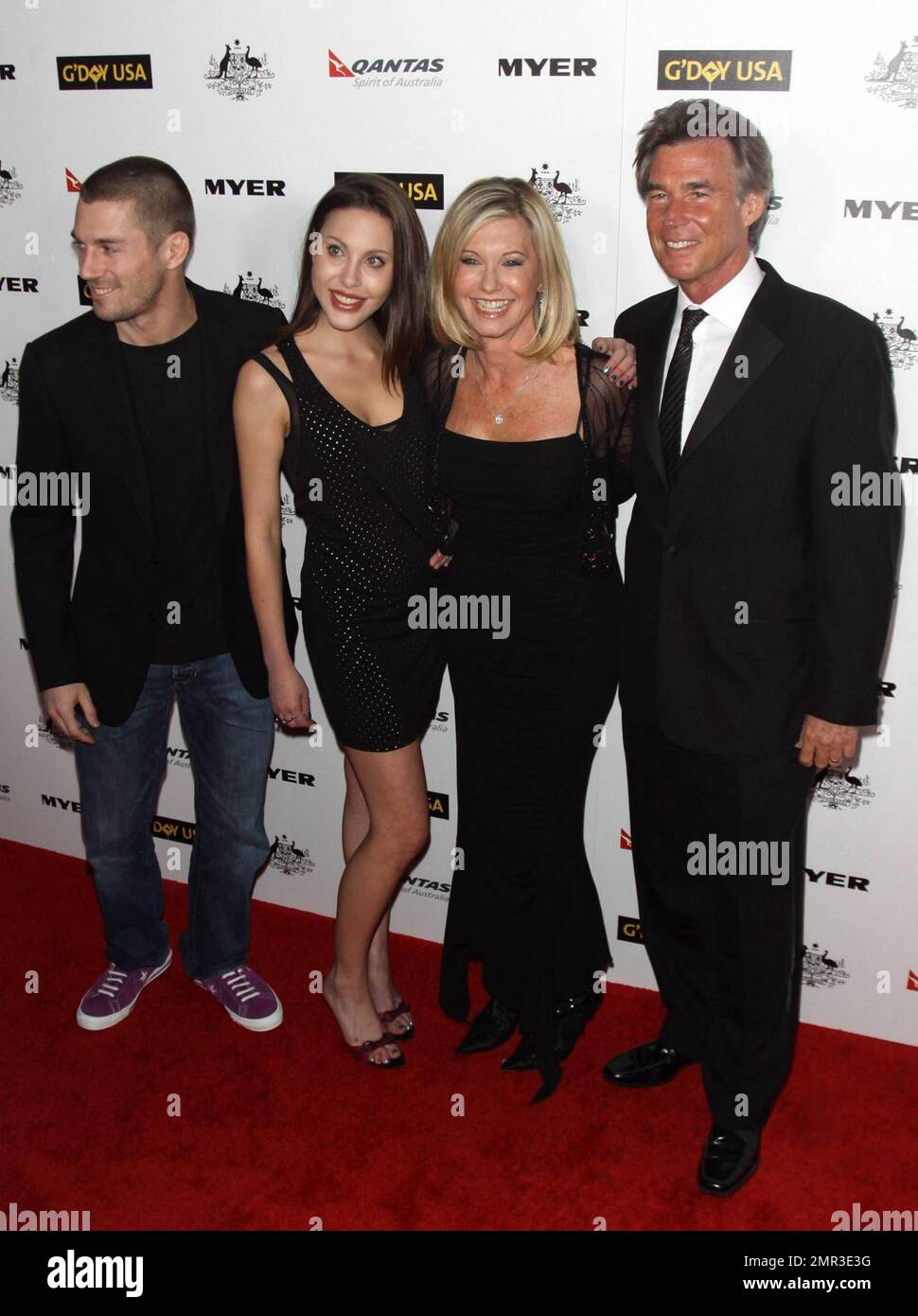 John Easterling, Olivia Newton-John, sa fille Chloe Lattanzi et la musicienne Crosby Loggins posent pour les photographes au 'G'day USA 2011' Black Tie Gala tenu à Hollywood Palladium, célébrant la semaine australienne et « faisant la promotion de tout ce qui touche l'Australie, aux États-Unis, y compris les affaires, l'innovation, le film, la musique, la culture et l'environnement ». Los Angeles, Californie. 01/22/11. Banque D'Images