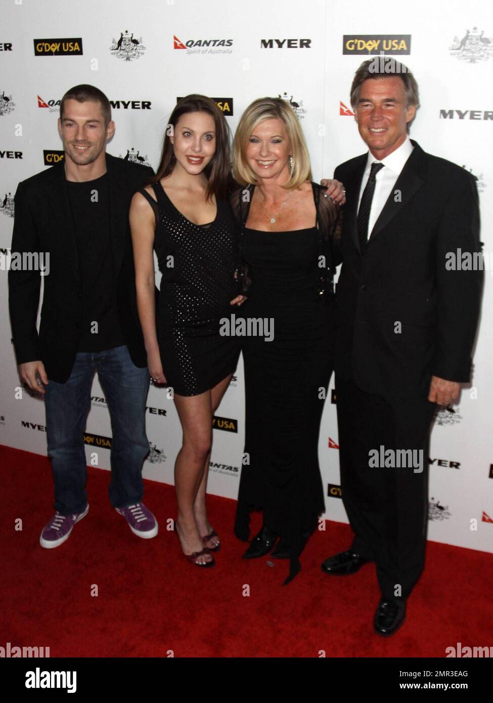 John Easterling, Olivia Newton-John, sa fille Chloe Lattanzi et la musicienne Crosby Loggins posent pour les photographes au 'G'day USA 2011' Black Tie Gala tenu à Hollywood Palladium, célébrant la semaine australienne et « faisant la promotion de tout ce qui touche l'Australie, aux États-Unis, y compris les affaires, l'innovation, le film, la musique, la culture et l'environnement ». Los Angeles, Californie. 01/22/11. Banque D'Images