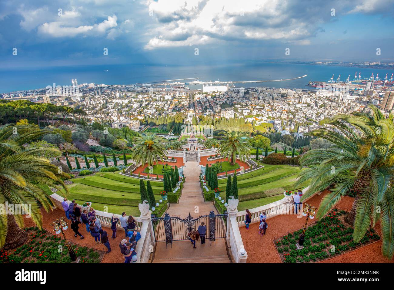 12-27-2014 Haïfa , Israël. Les jardins de Bahai (gratuit mais il y a du temps pour les excursions) et le panorama de la ville de Haïfa : bâtiments et port, h Banque D'Images