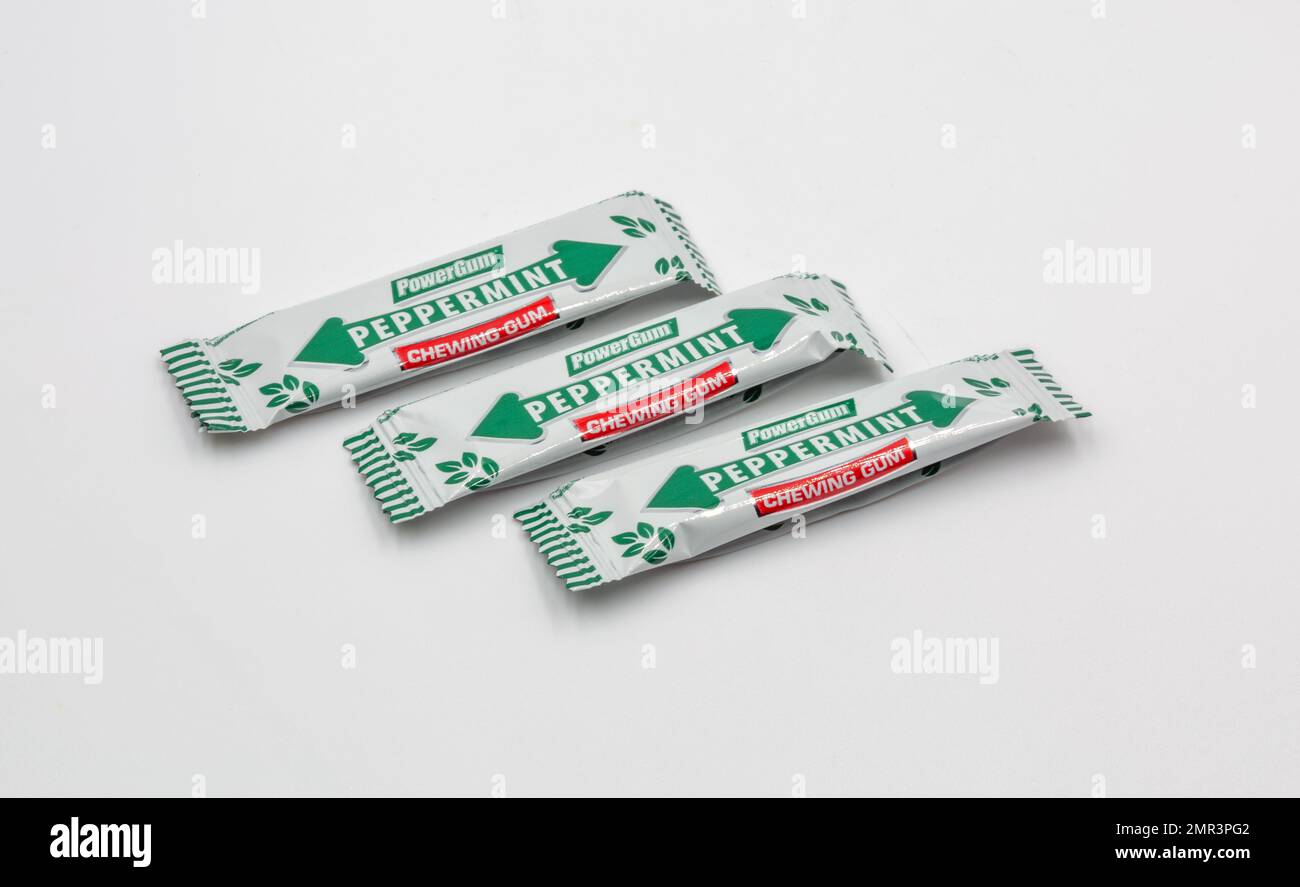 Kiev, Ukraine - 02 juin 2021: Studio Shoot of Peppermint chewing gum PowerGum packs gros plan sur blanc. Banque D'Images