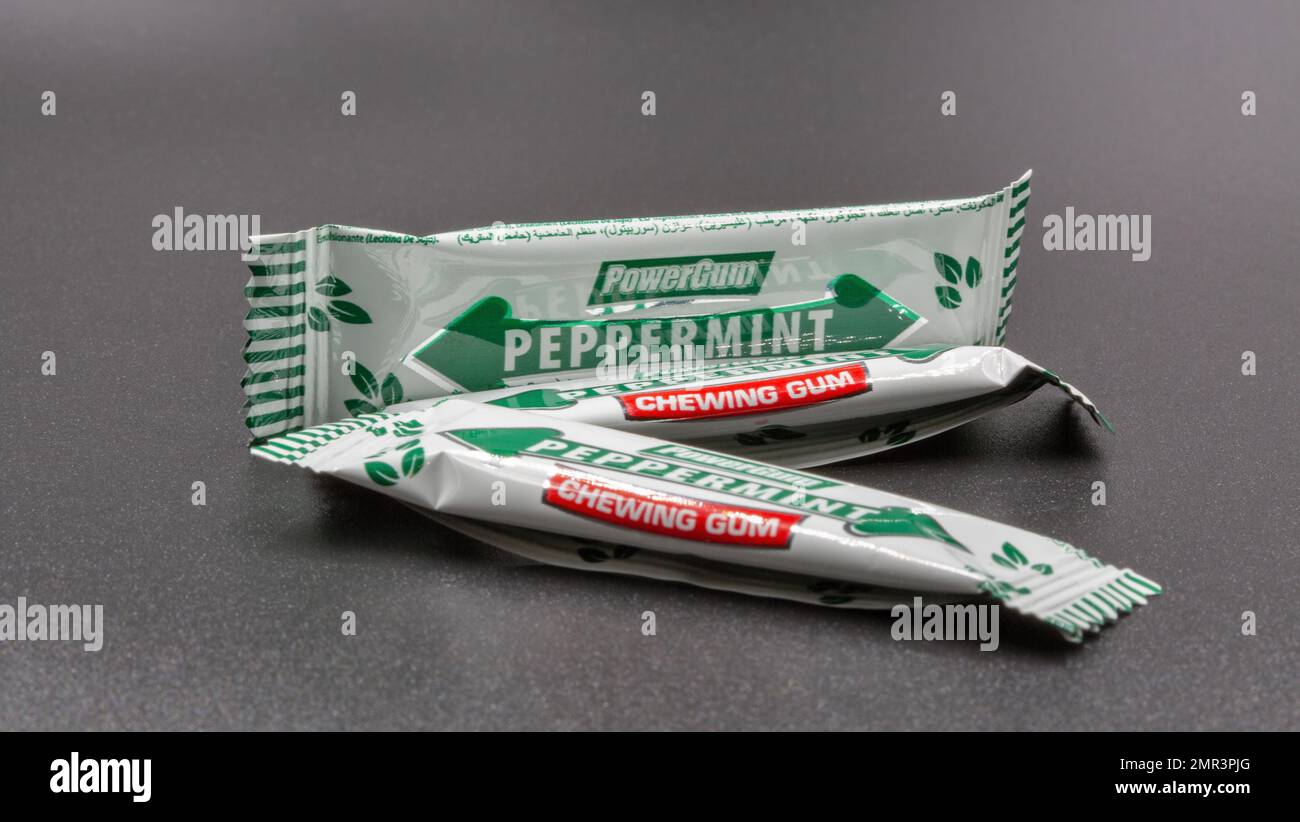 Kiev, Ukraine - 02 juin 2021: Studio Shoot of Peppermint chewing gum PowerGum packs gros plan sur noir. Banque D'Images