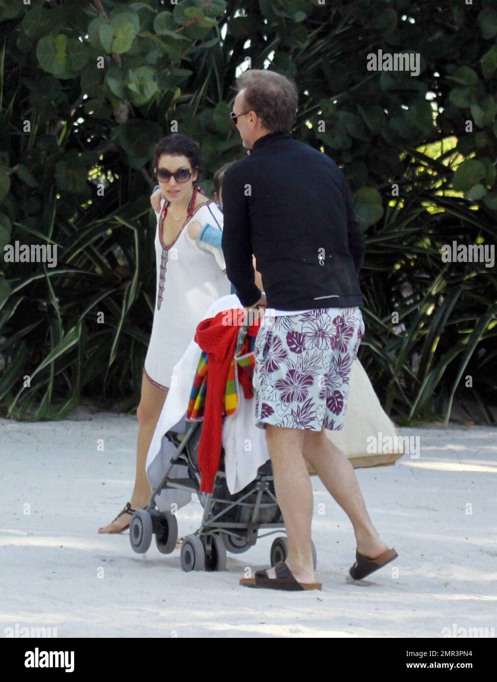 EXCLUSIF !! Le chanteur britannique devenu acteur Gary Kemp et sa femme Lauren Barber se promènent sous le soleil d'hiver avec leurs deux enfants Milo et et baby Kit qui était couvert de dormir dans le pram. La famille profite actuellement d'une pause de fin d'année à Miami, en Floride. 12/29/09. Banque D'Images