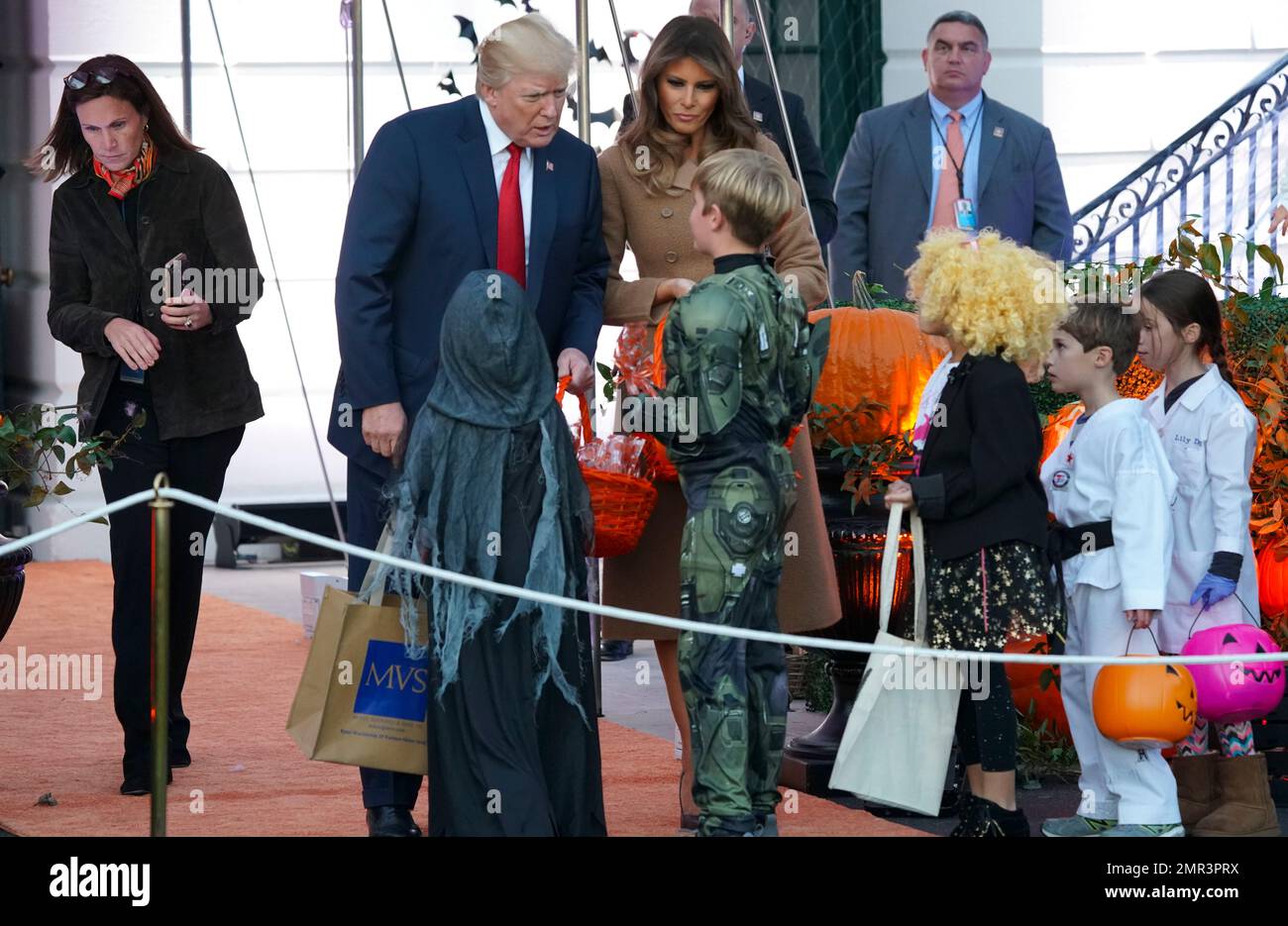 President Donald Trump and first lady Melania Trump hand out treats as they welcome children from the Washington area and children of military families to trick-or-treat celebrating Halloween at the South Lawn of the White House in Washington, Monday, Oct. 30, 2017. On the left is White House Social Secretary Rickie Niceta. (AP Photo/Pablo Martinez Monsivais) Banque D'Images