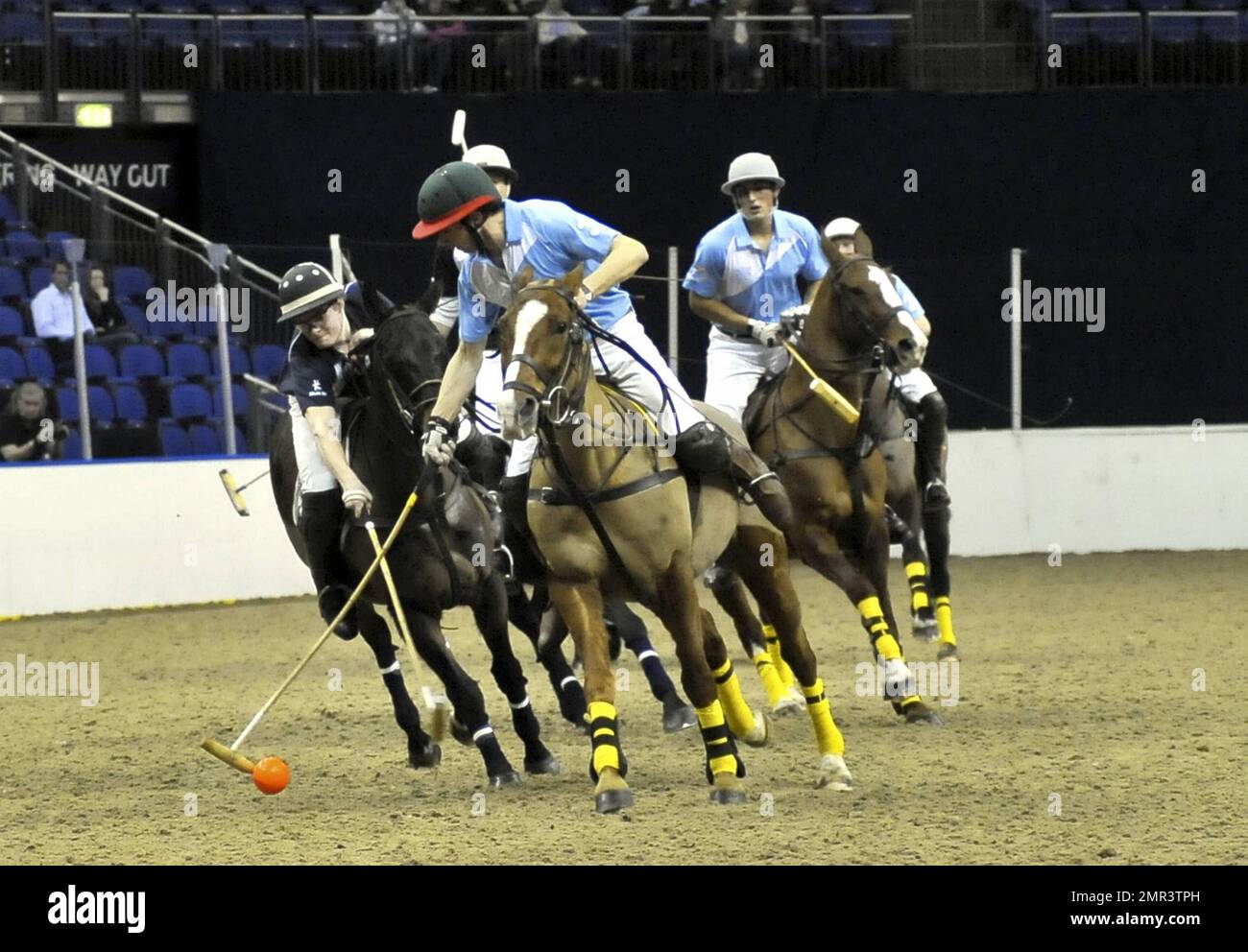 Des équipes internationales participent à l'épreuve Gaucho International Polo à l'Arena O2. L'événement est le premier test de polo en salle au monde et inclut l'Angleterre contre l'Argentine, l'Écosse contre l'Afrique du Sud et Oxford contre Cambridge. L'événement comprenait également un match de célébrité avec Liz McClarnon et Charlotte Christodoulou contre Kenny Logan et Mike Bushnell. Londres, Royaume-Uni. 2/24/11. Banque D'Images