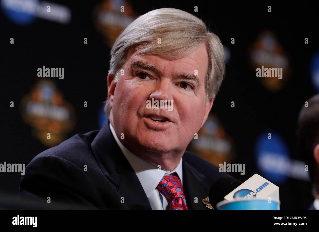 FILE - In this March 30, 2017, file photo, NCAA President Mark Emmert answers a question at a news conference in Glendale, Ariz. Emmert said Monday, Oct. 30, major changes are needed in college basketball before next season to show the public that the NCAA is capable of governing the sport in the wake of a bribery scandal. (AP Photo/Matt York, File) Banque D'Images