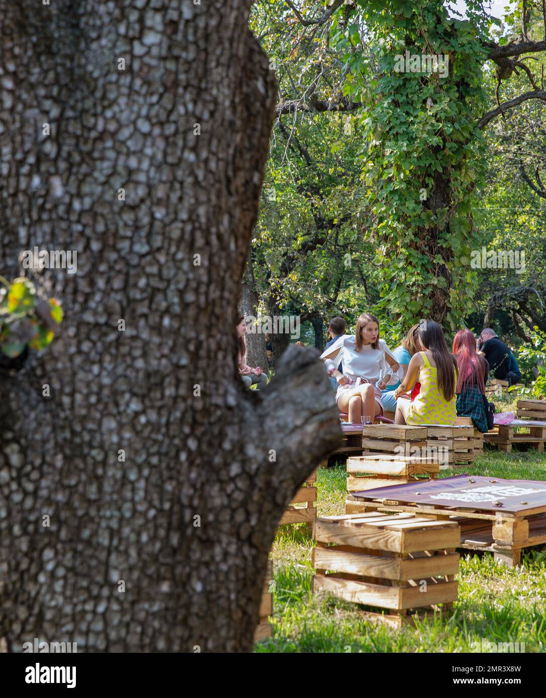 Kiev, Ukraine - 11 septembre 2021: Les gens visitent Kartuli Fest Georgian Wine Party dans le Centre national d'exposition. Banque D'Images