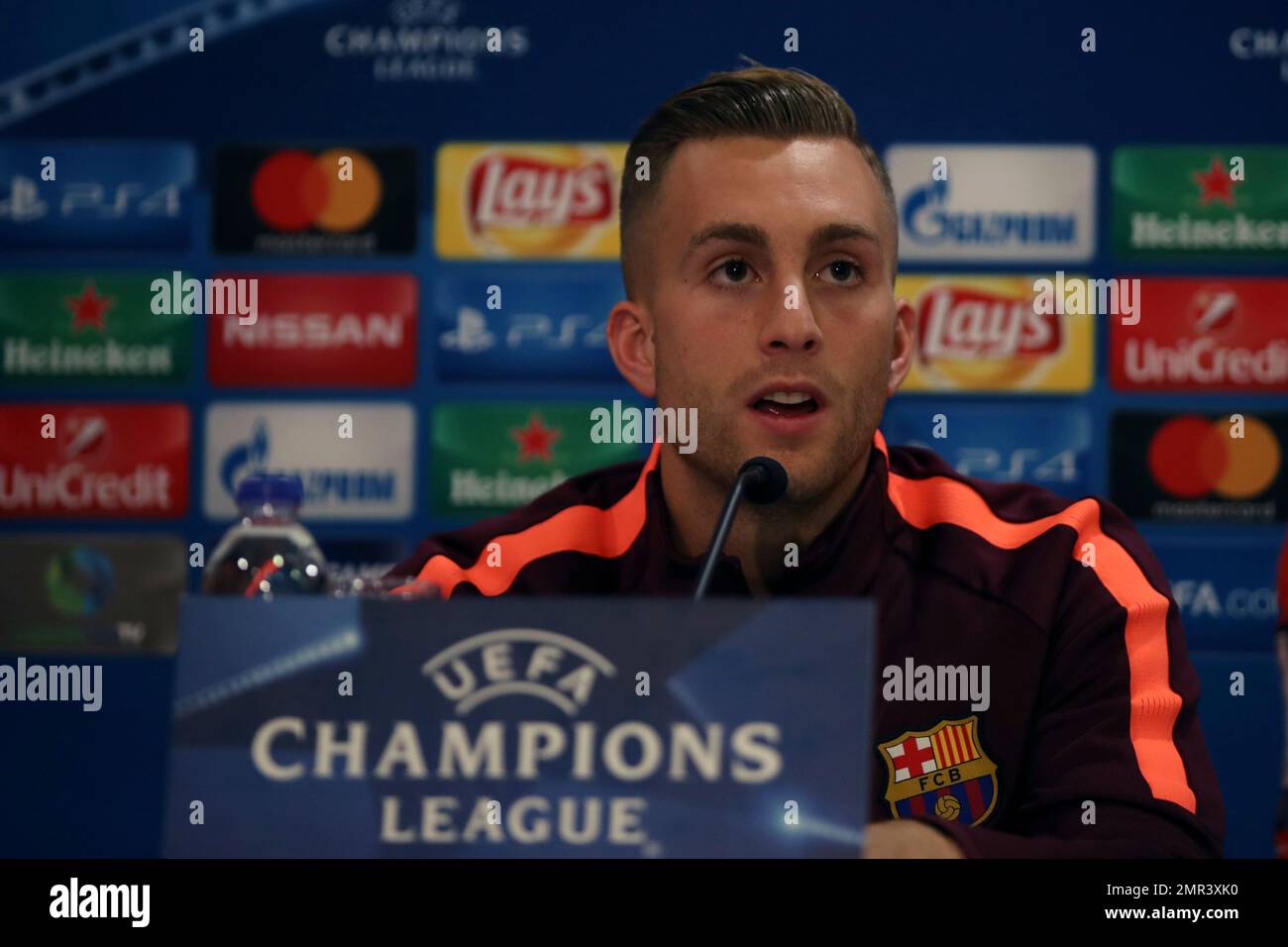 Barcelona's Gerard Deulofeu speaks during news conference at Georgios Karaiskakis stadium at Piraeus port, near Athens, on Monday, Oct. 30, 2017. Barcelona will play against Olympiakos for the Champions League group D soccer match on Tuesday. (AP Photo/Petros Giannakouris) Banque D'Images