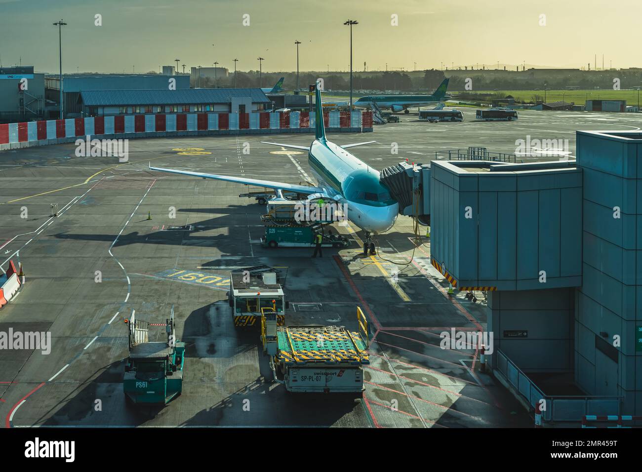 Dublin, Irlande, février 2020 Aer Lingus Boeing avion stationné dans une baie de l'aéroport de Dublin. L'équipe d'entretien et l'équipement en service sur la piste de l'aéroport Banque D'Images