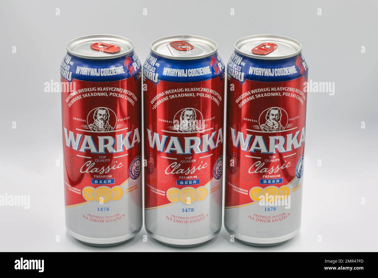 Kiev, Ukraine - 01 juin 2022: Studio Shoot of Warka Classic Polish lager boîtes de bière gros plan contre blanc. La bière Warka a été produite à Warka, Pola Banque D'Images