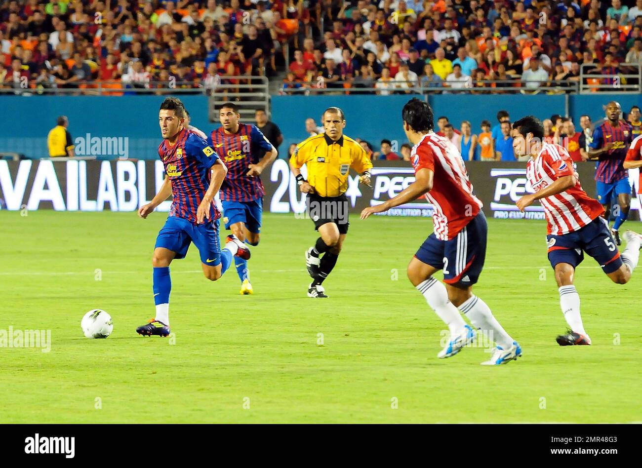 Le copain de Shakira Gerard pique (#3) joue avec le FC Barcelona dans son match avec CD Guadalajara lors du match du défi Herbalife World football au stade Sun Life de Miami, en Floride. 3rd août 2011. Banque D'Images