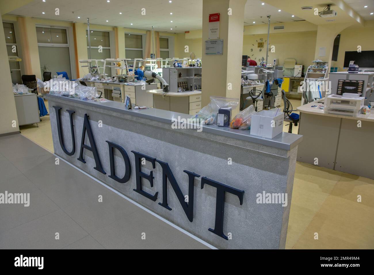 Kiev, Ukraine - 25 décembre 2022: Intérieur du laboratoire dentaire numérique UADENT spécialisé dans les couronnes en céramique métallique, couronnes en zircone fraisées, placages, Banque D'Images