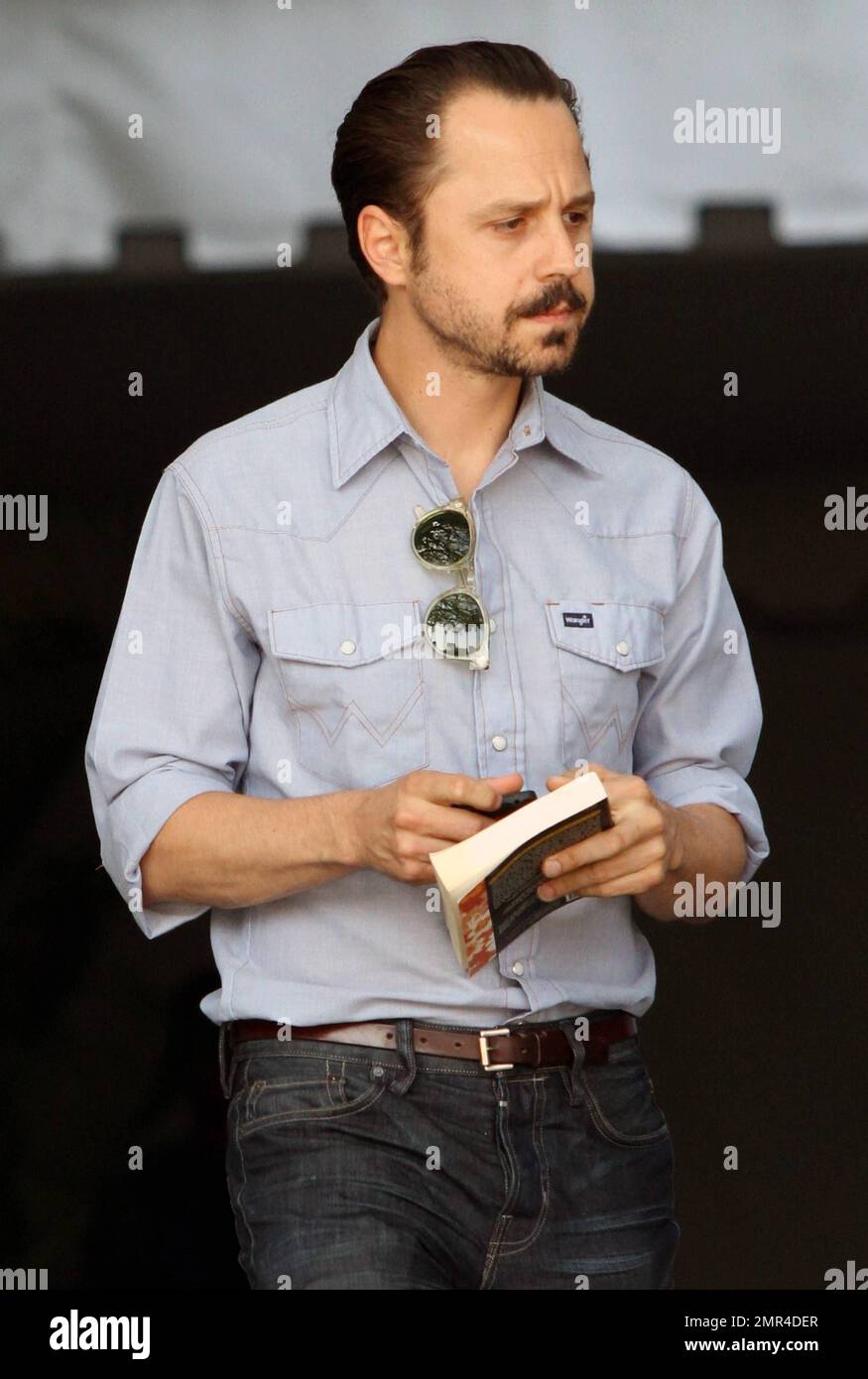 EXCLUSIF !! L'acteur Giovanni Ribisi est orné d'une chemise bleue et d'un Jean lorsqu'il quitte un hôtel de luxe à Hollywood. Avec son bouc et sa barbe effrontée, Ribisi a porté un livre et son téléphone portable à son départ. Giovanni jouira aux côtés de Johnny Depp et d'Aaron Eckhart dans « The Rum Diary », adaptation du roman de Hunter S. Thompson par Bruce Robinson, qui doit être publié sur 28 octobre. Los Angeles, Californie. 4/19/11. Banque D'Images