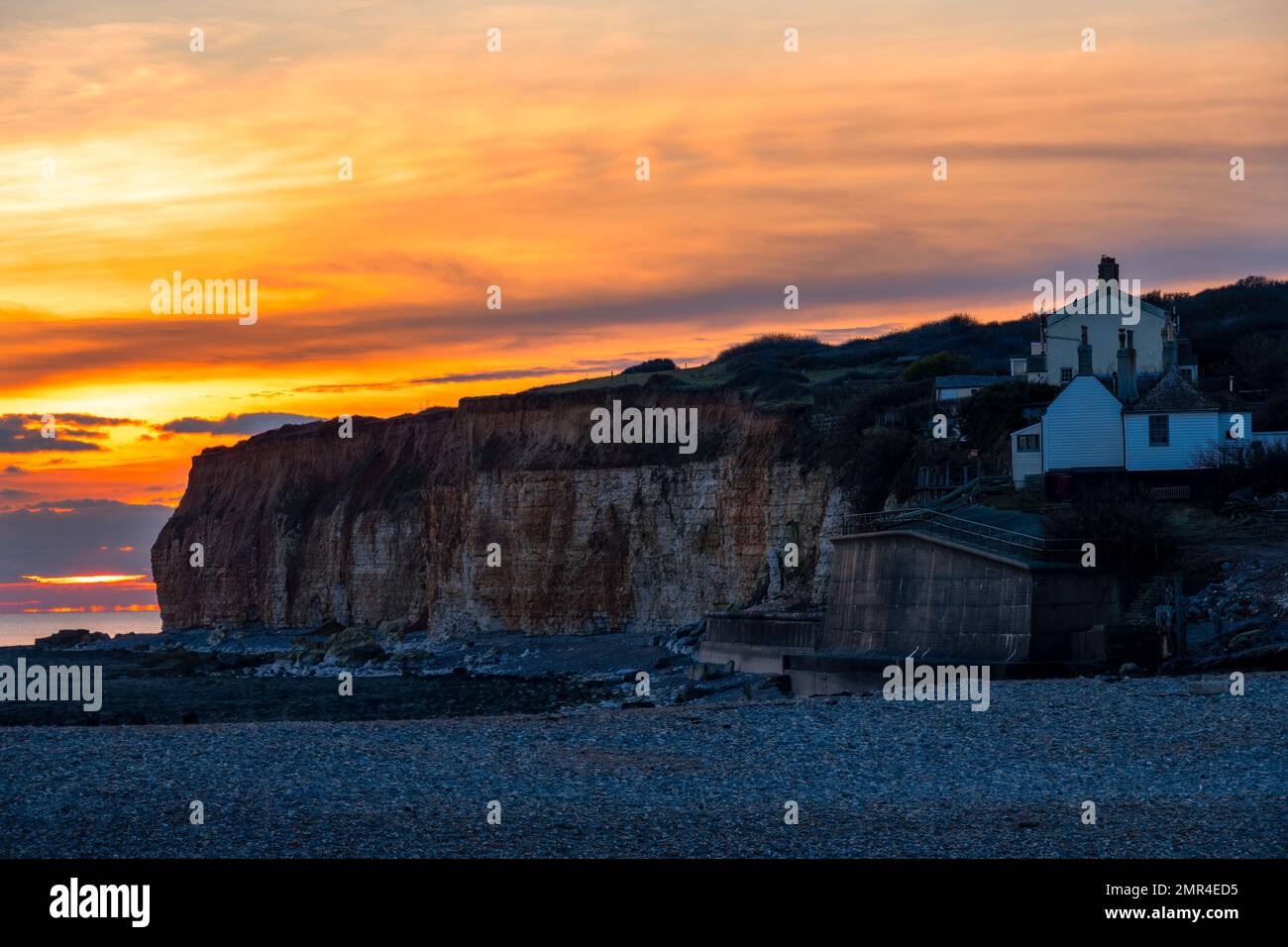 SEAFORD, ANGLETERRE - 22nd JANVIER 2023 : vue sur les Coastguard Cottages sur la falaise au coucher du soleil en hiver, Cuckmere Haven, East Sussex Banque D'Images