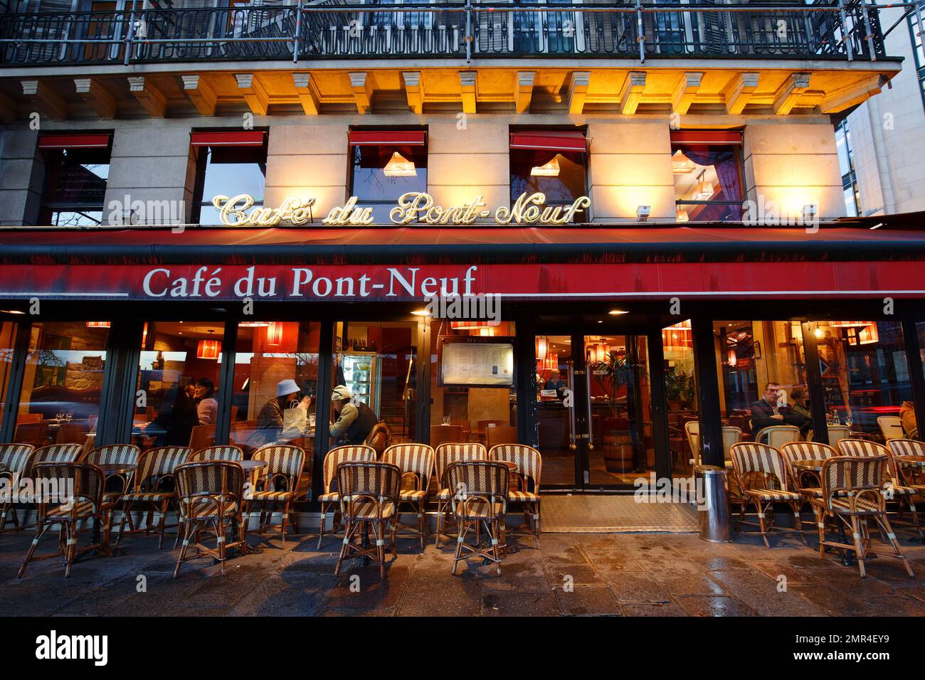 Paris, France- 09 janvier 2023 : situé dans le 1st arrondissement, le café du Pont neuf est situé près du plus ancien pont Pont neuf de Paris. Banque D'Images