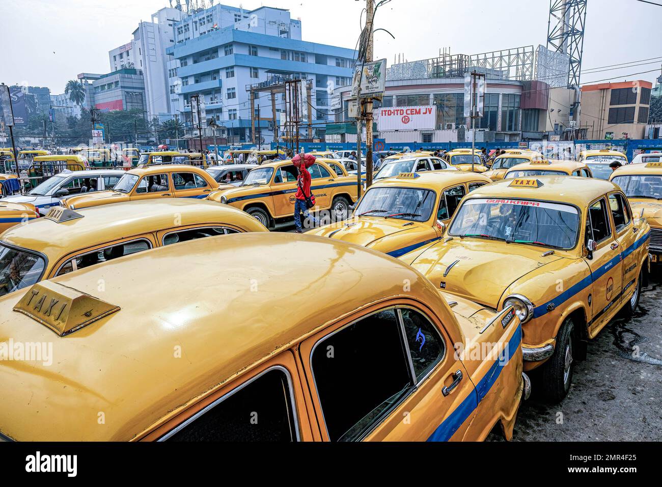 Les taxis jaunes historiques font la queue devant la gare de Sealdah, en attendant les passagers avant le budget de l'Union 2023 Inde. Le Gouvernement indien devrait fournir davantage de fonds au secteur agricole et aux agriculteurs. Banque D'Images