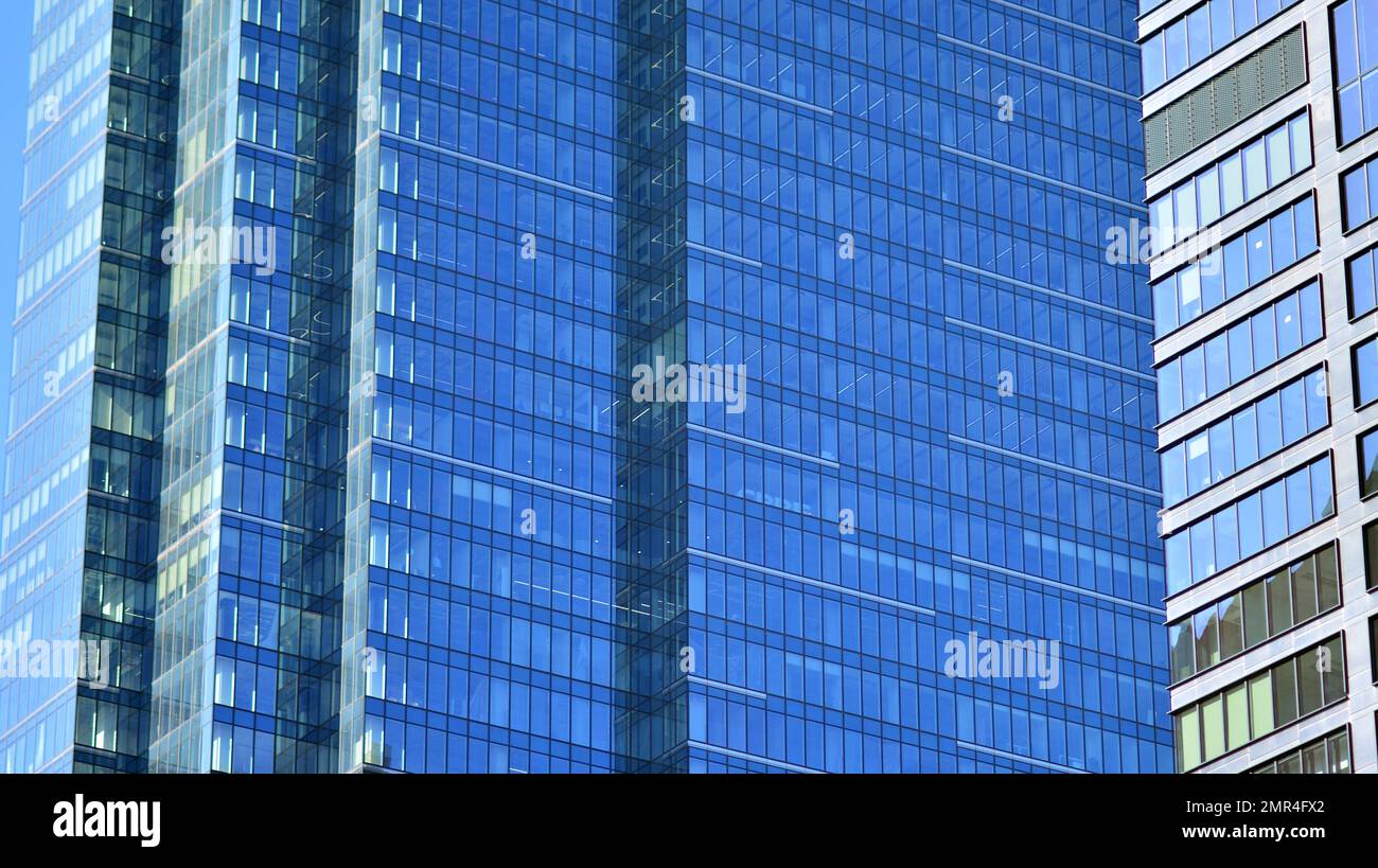 Bâtiment en verre avec façade transparente du bâtiment et ciel bleu. Paroi en verre structurelle reflétant le ciel bleu. Fragment abstrait d'architecture moderne. Banque D'Images