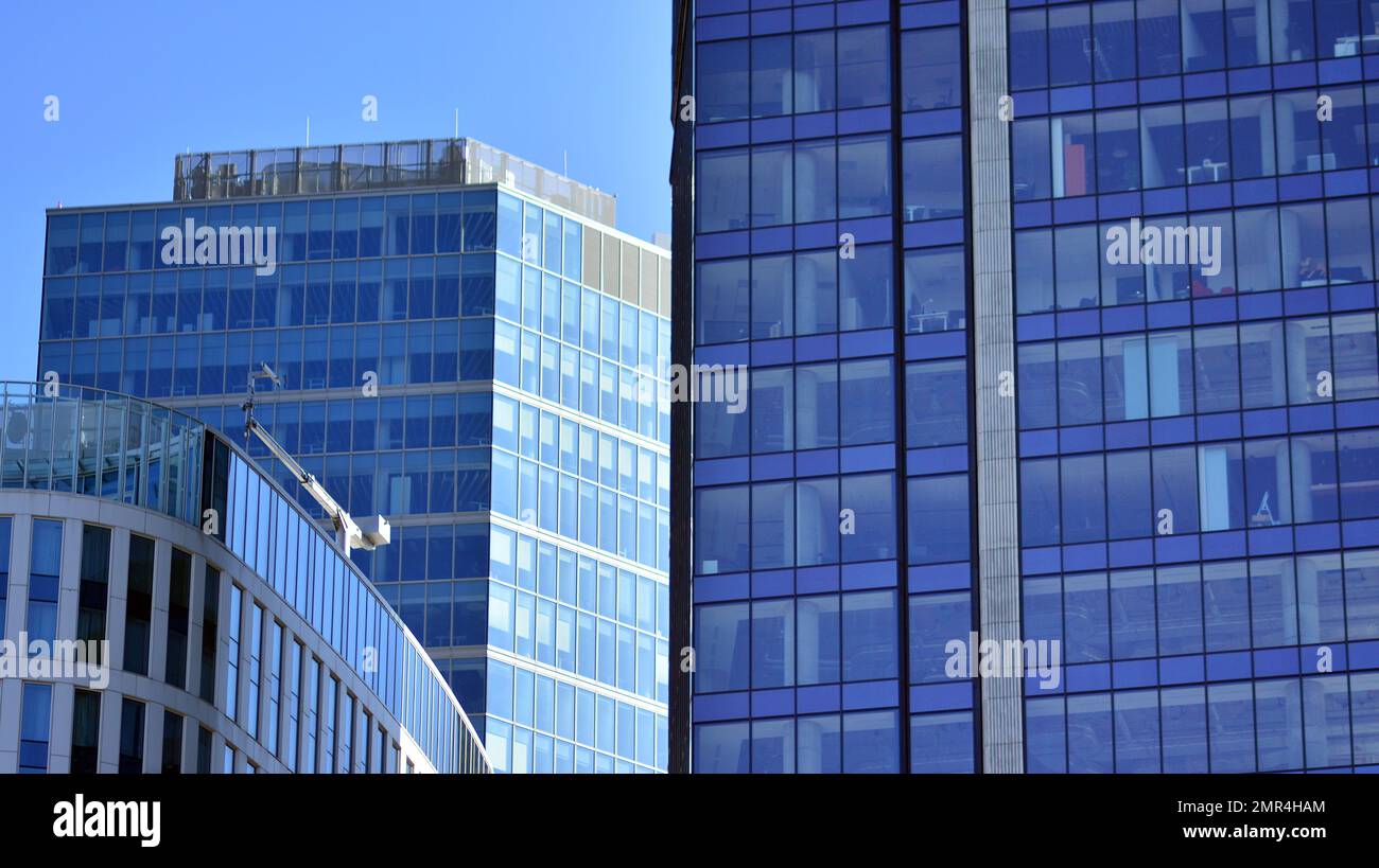 Bâtiment en verre avec façade transparente du bâtiment et ciel bleu. Paroi en verre structurelle reflétant le ciel bleu. Fragment abstrait d'architecture moderne. Banque D'Images