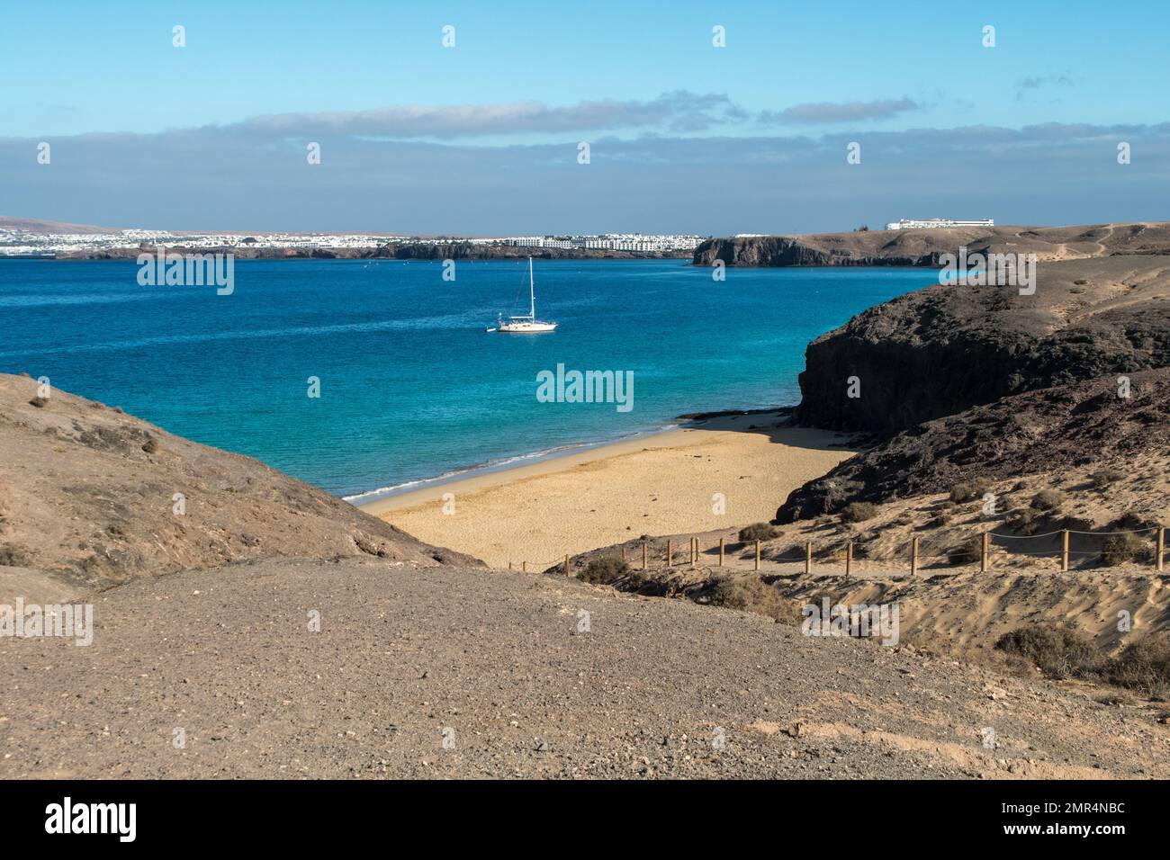 Vue imprenable sur les couleurs exotiques de Lanzarote, les îles Canaries, l'Espagne, l'Europe. Couleur turquoise de la mer et mer cristalline. Rochers noirs et sables fins Banque D'Images