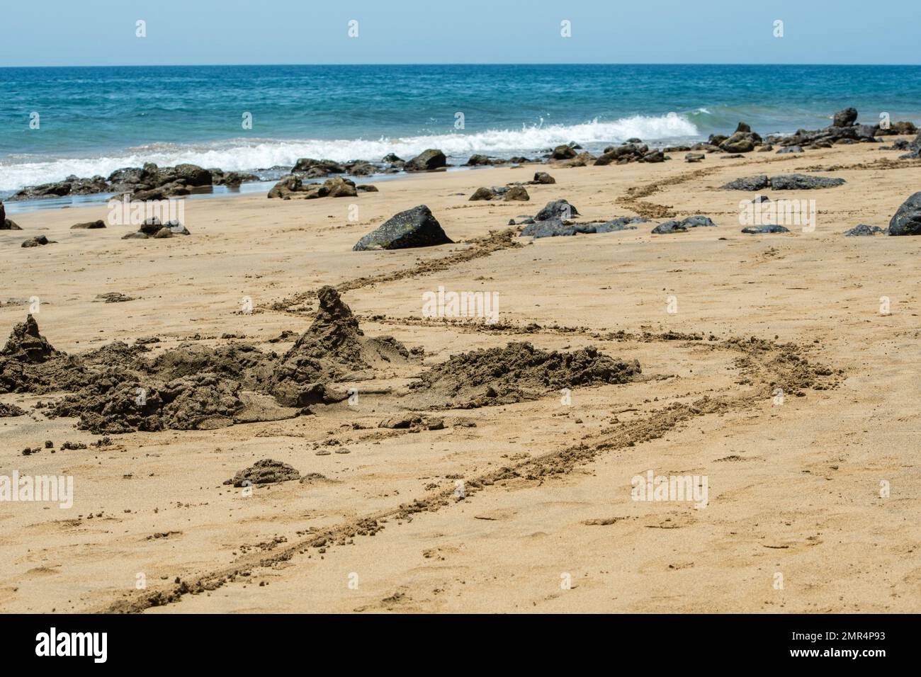 Vue imprenable sur les couleurs exotiques de Lanzarote, les îles Canaries, l'Espagne, l'Europe. Couleur turquoise de la mer et mer cristalline. Rochers noirs et sables fins Banque D'Images