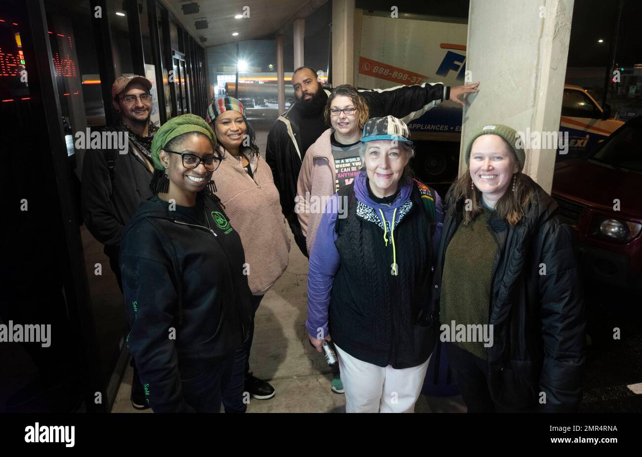 Les bénévoles participant à un décompte de nuit de personnes sans abri posent pour une photo avant de se rendre à leur prochain emplacement prévu. La Coalition communautaire pour les sans-abri (ECHO) coordonne le comptage à un point dans le temps. Le COMPTAGE DES PUITS aide les gouvernements fédéral, des États et des collectivités locales à allouer des dollars pour lutter contre les sans-abri là où il y a le plus de besoins. ©Bob Daemmrich Banque D'Images