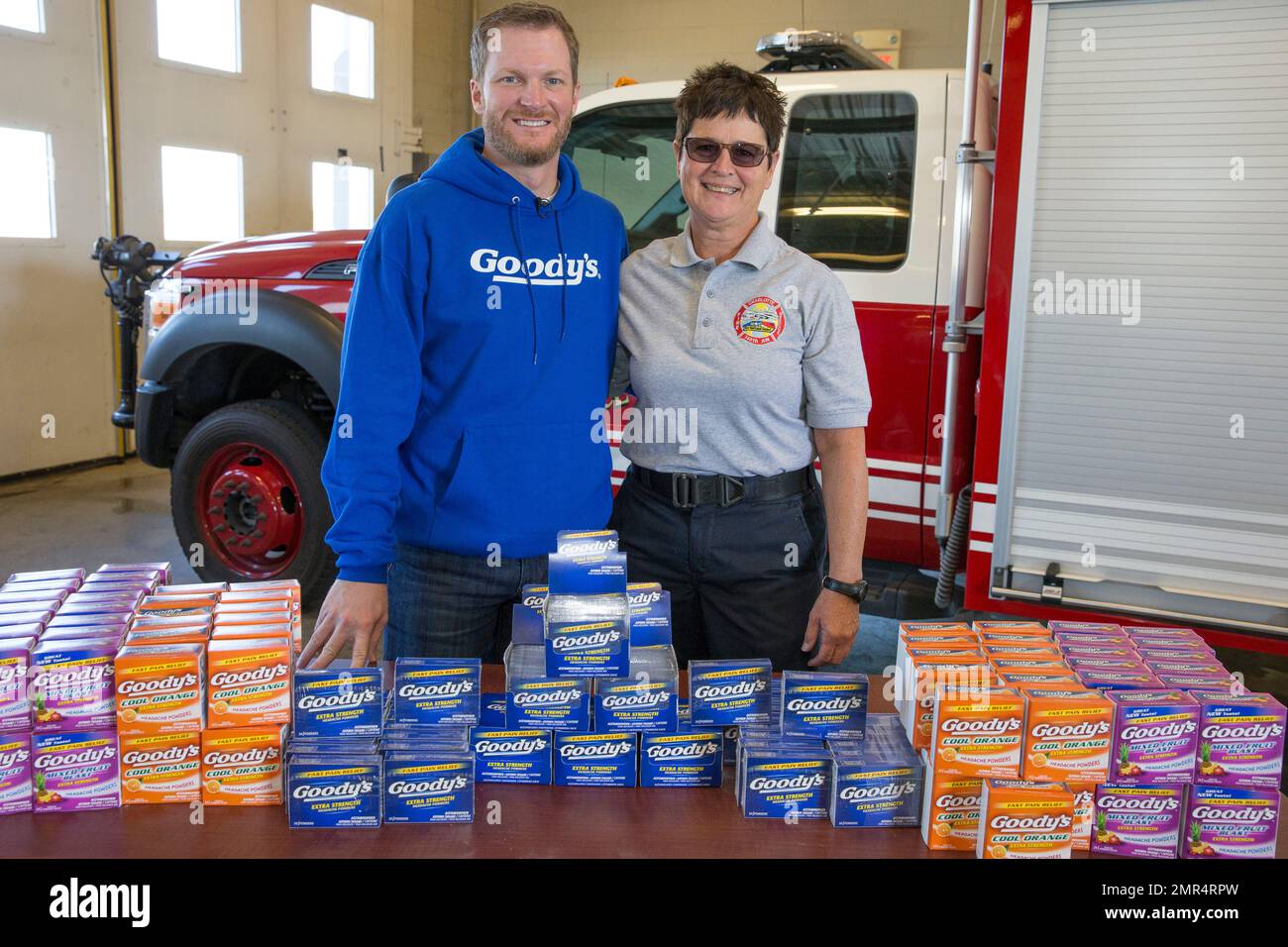 Goody's® Powder partnered with NASCAR legend Dale Earnhardt, Jr., left, to surprise Charlotte firefighter and fan Kim Homme with a Goody's® Fast Relief Pit Stop experience and a new set of Goodyear tires. Homme will also attend Earnhardt's final NASCAR Cup Series race at Homestead-Miami Speedway. (Jason E. Miczek/AP Photo for Goody's® Powder) Banque D'Images