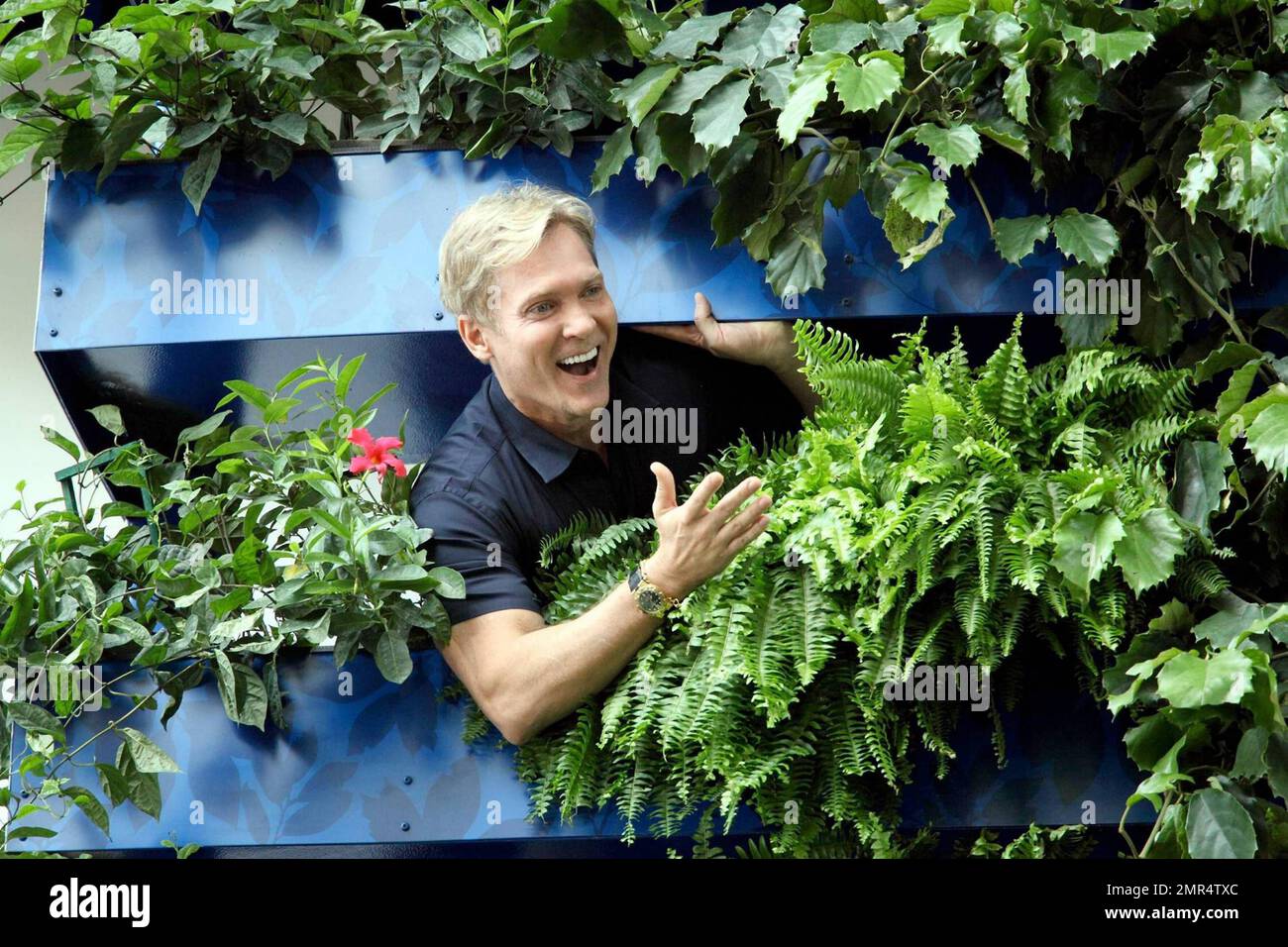 Sam Champion et Melissa Rycroft dévoilent le plus grand paquebot de croisière au monde, l'Oasis des mers de Royal Caribbean, lors d'une émission spéciale de deux heures de « Good Morning America » d'ABC. Les deux ont dégusté quelques-unes des nombreuses caractéristiques du bateau, dont une piscine de surf, un mur de rochers, des jardins tropicaux luxuriants et un spectacle de natation synchronisé. Le navire, qui est près de 50% plus grand que le plus grand navire de croisière actuellement en mer est de 224 000 tonnes, a 16 ponts passagers et une capacité de 6 296 passagers et 2 165 équipage. Les autres équipements incluent un « Central Park » en plein air avec arbres vivants et un espace de loisirs familial c Banque D'Images