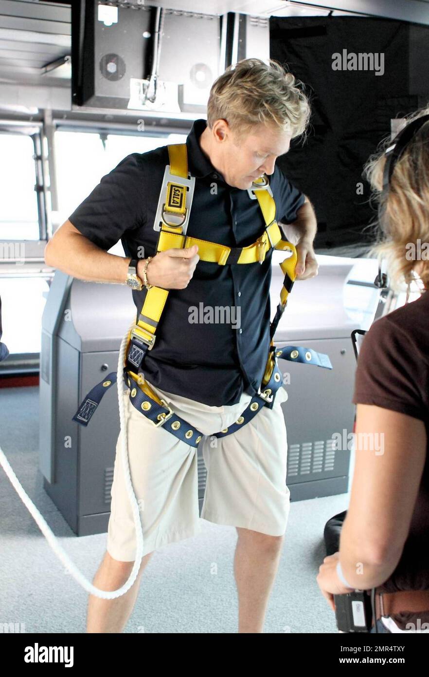 Sam Champion et Melissa Rycroft dévoilent le plus grand paquebot de croisière au monde, l'Oasis des mers de Royal Caribbean, lors d'une émission spéciale de deux heures de « Good Morning America » d'ABC. Les deux ont dégusté quelques-unes des nombreuses caractéristiques du bateau, dont une piscine de surf, un mur de rochers, des jardins tropicaux luxuriants et un spectacle de natation synchronisé. Le navire, qui est près de 50% plus grand que le plus grand navire de croisière actuellement en mer est de 224 000 tonnes, a 16 ponts passagers et une capacité de 6 296 passagers et 2 165 équipage. Les autres équipements incluent un « Central Park » en plein air avec arbres vivants et un espace de loisirs familial c Banque D'Images