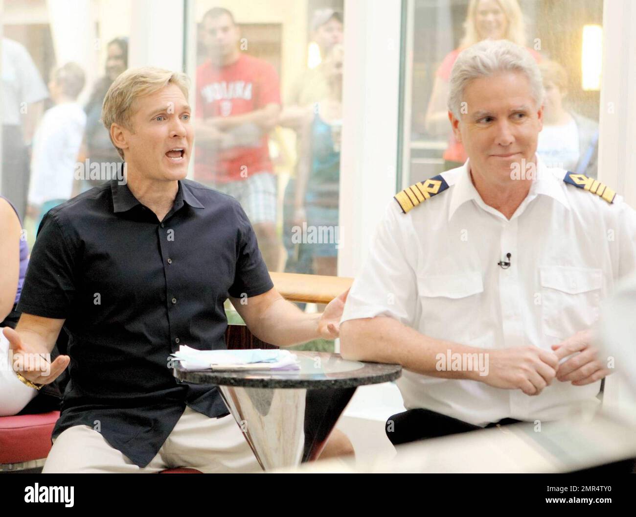 Sam Champion et Melissa Rycroft dévoilent le plus grand paquebot de croisière au monde, l'Oasis des mers de Royal Caribbean, lors d'une émission spéciale de deux heures de « Good Morning America » d'ABC. Les deux ont dégusté quelques-unes des nombreuses caractéristiques du bateau, dont une piscine de surf, un mur de rochers, des jardins tropicaux luxuriants et un spectacle de natation synchronisé. Le navire, qui est près de 50% plus grand que le plus grand navire de croisière actuellement en mer est de 224 000 tonnes, a 16 ponts passagers et une capacité de 6 296 passagers et 2 165 équipage. Les autres équipements incluent un « Central Park » en plein air avec arbres vivants et un espace de loisirs familial c Banque D'Images