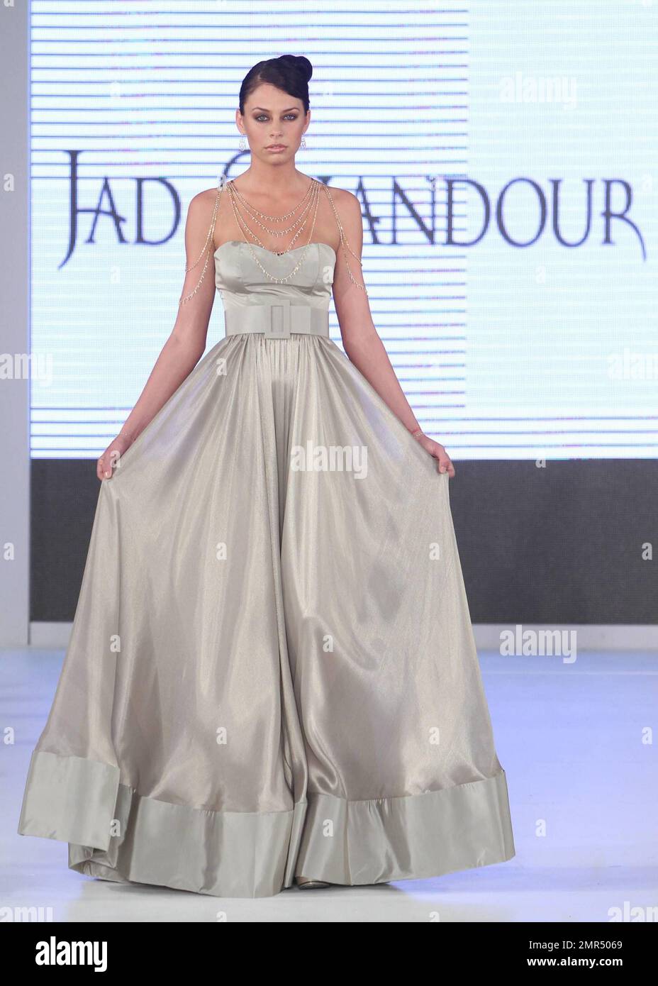 Jad Ghandour basé à Beyrouth et maison de luxe Danasha première de luxe une robe de $1,5 millions de tapis rouge ultime avec combiné de diamants de Belgique fin en or 18 carat le troisième jour de la semaine internationale de la mode de Miami the12th à Miami, FL. 03/20/10. . Banque D'Images