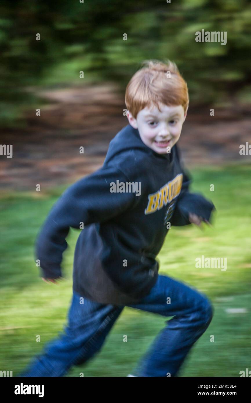 Young Boy Running sur Lawn, 2011, États-Unis Banque D'Images