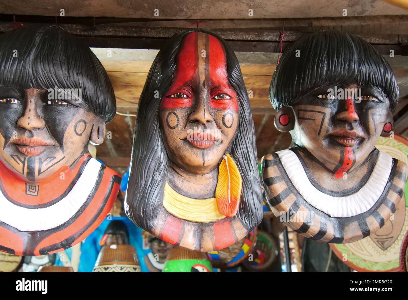 Masques en bois de personnes indigènes amazoniennes dans un curio stall. Lieu : Mercado Ver o Peso, Belem, État de Para, région amazonienne, Brésil, Amérique du Sud Banque D'Images
