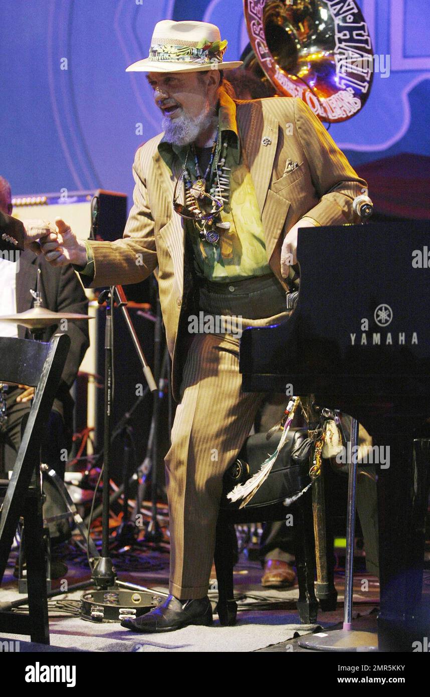 Le Dr John, originaire de la Nouvelle-Orléans, joue avec le Preservation Hall Jazz Band pendant le concert DE GULF AID à Mardi gras World River City. L'événement, où les billets ont été vendus pour 50 000 $, a été organisé pour recueillir des fonds pour les efforts de récupération des zones humides pour les pêcheurs et les familles touchés par la fuite massive de pétrole dans le golfe du Mexique. Depuis le 20 avril, lorsqu'une plate-forme pétrolière offshore dans le Golfe a été en butte, tuant 11 personnes, on estime que 210000 gallons de pétrole ont pénétré dans les eaux du Golfe et selon les rapports, de nombreux efforts pour arrêter la fuite n'ont pas été couronnés de succès. La Nouvelle-Orléans, LOUISIANE. 05/16/10. Banque D'Images