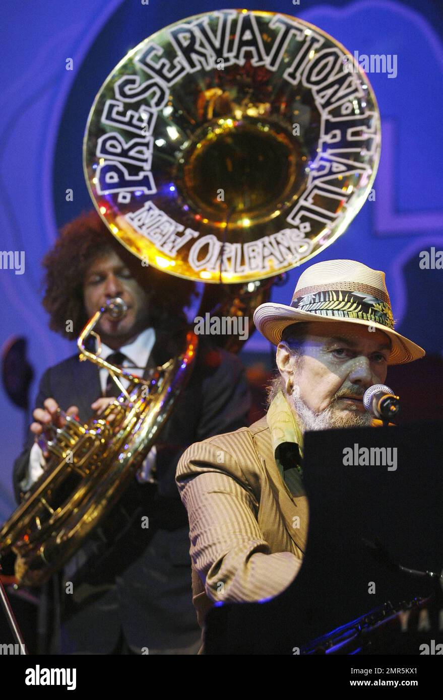 Le Dr John, originaire de la Nouvelle-Orléans, joue avec le Preservation Hall Jazz Band pendant le concert DE GULF AID à Mardi gras World River City. L'événement, où les billets ont été vendus pour 50 000 $, a été organisé pour recueillir des fonds pour les efforts de récupération des zones humides pour les pêcheurs et les familles touchés par la fuite massive de pétrole dans le golfe du Mexique. Depuis le 20 avril, lorsqu'une plate-forme pétrolière offshore dans le Golfe a été en butte, tuant 11 personnes, on estime que 210000 gallons de pétrole ont pénétré dans les eaux du Golfe et selon les rapports, de nombreux efforts pour arrêter la fuite n'ont pas été couronnés de succès. La Nouvelle-Orléans, LOUISIANE. 05/16/10. . Banque D'Images