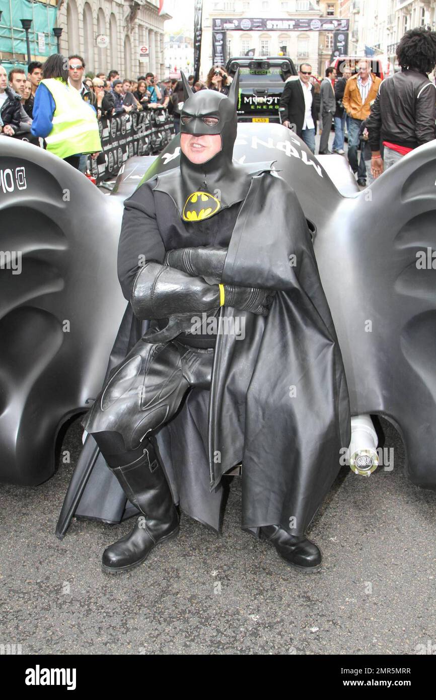 Un homme habillé comme Batman pose à côté d'une réplique du Batmobile lors  de la course annuelle de rallye Gumball 3000 11th, qui démarre à Londres et  verra les participants courir dans