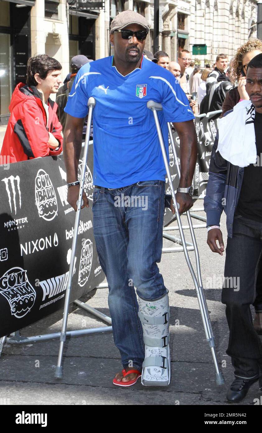 Acteur Idris Elba lors de la course annuelle de rallye Gumball 3000 11th, qui commence à Londres et verra les participants courir dans les rues d'Amsterdam, Copenhague, Stockholm, Boston, Québec, Toronto et New York. La course à la mode est fière de ne pas conserver les pointages et sert davantage de vitrine pour les voitures de sport haut de gamme et les voitures de fantaisie. Londres, Royaume-Uni. 05/01/10. . Banque D'Images